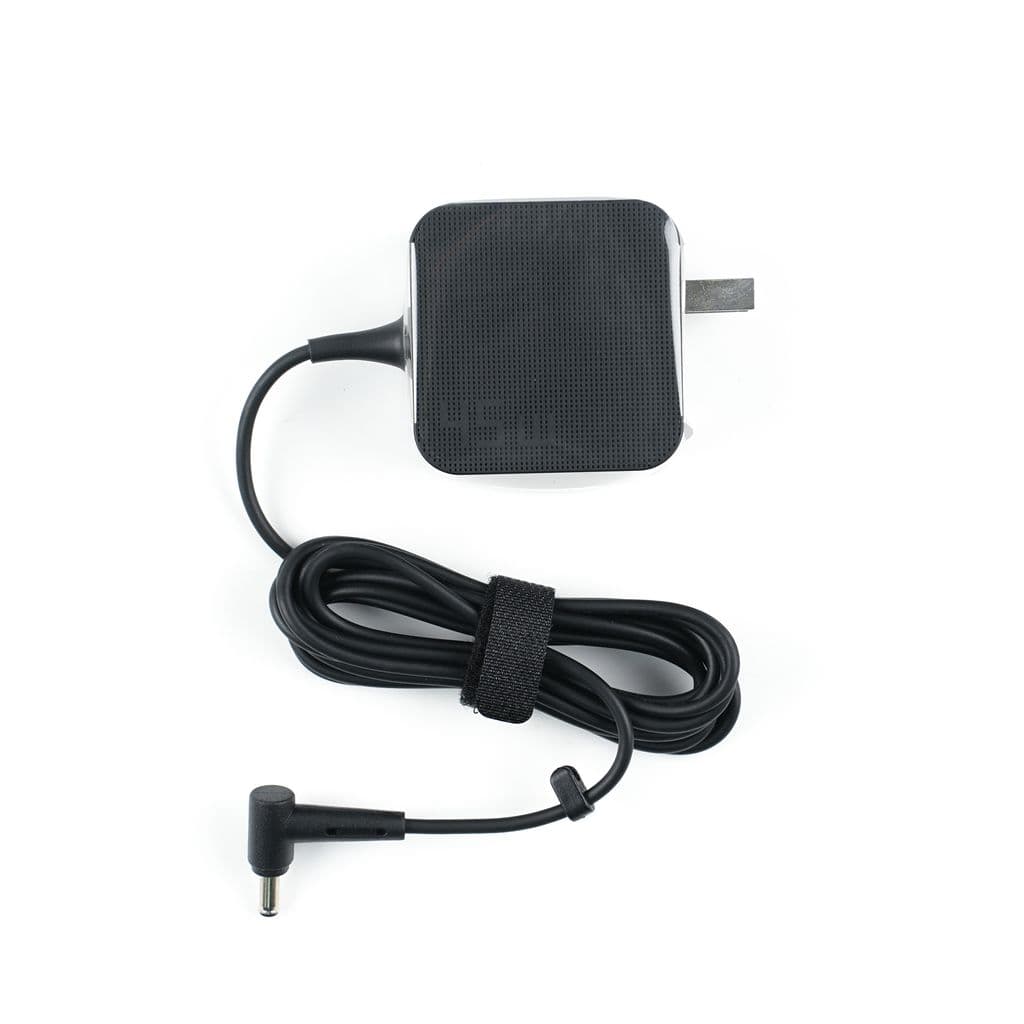 ASUS 45W/19V/2P(4PHI) Universal AC-adapter - Svart