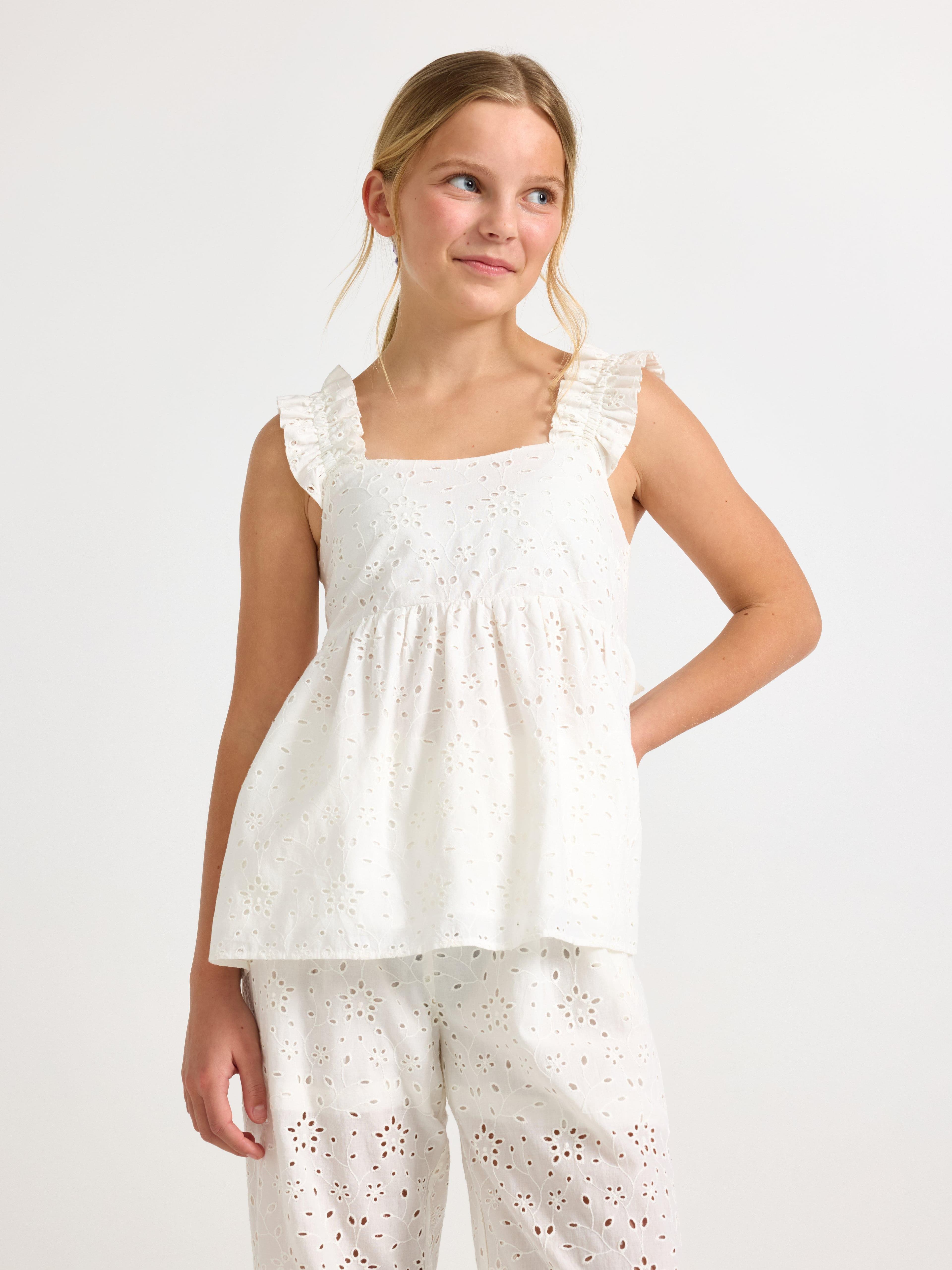 Ermløs bluse med broderie anglais
