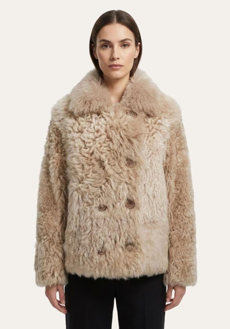 Curly-Lammfell-Wendejacke in Beige - zwei Looks, ein Stil -