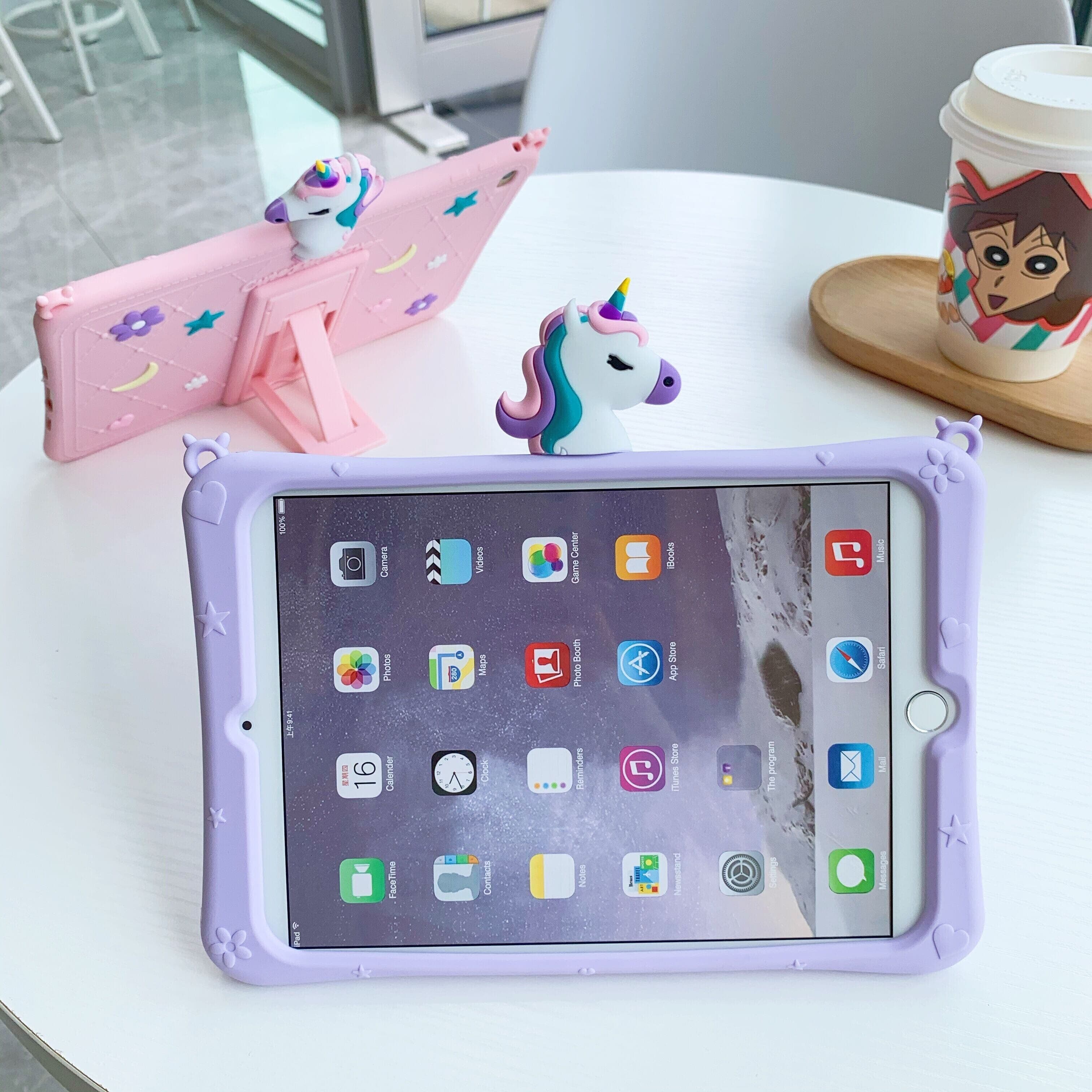 Trolsk Barnedeksel med Reim - Søt Lilla Enhjørning (iPad 10,2)