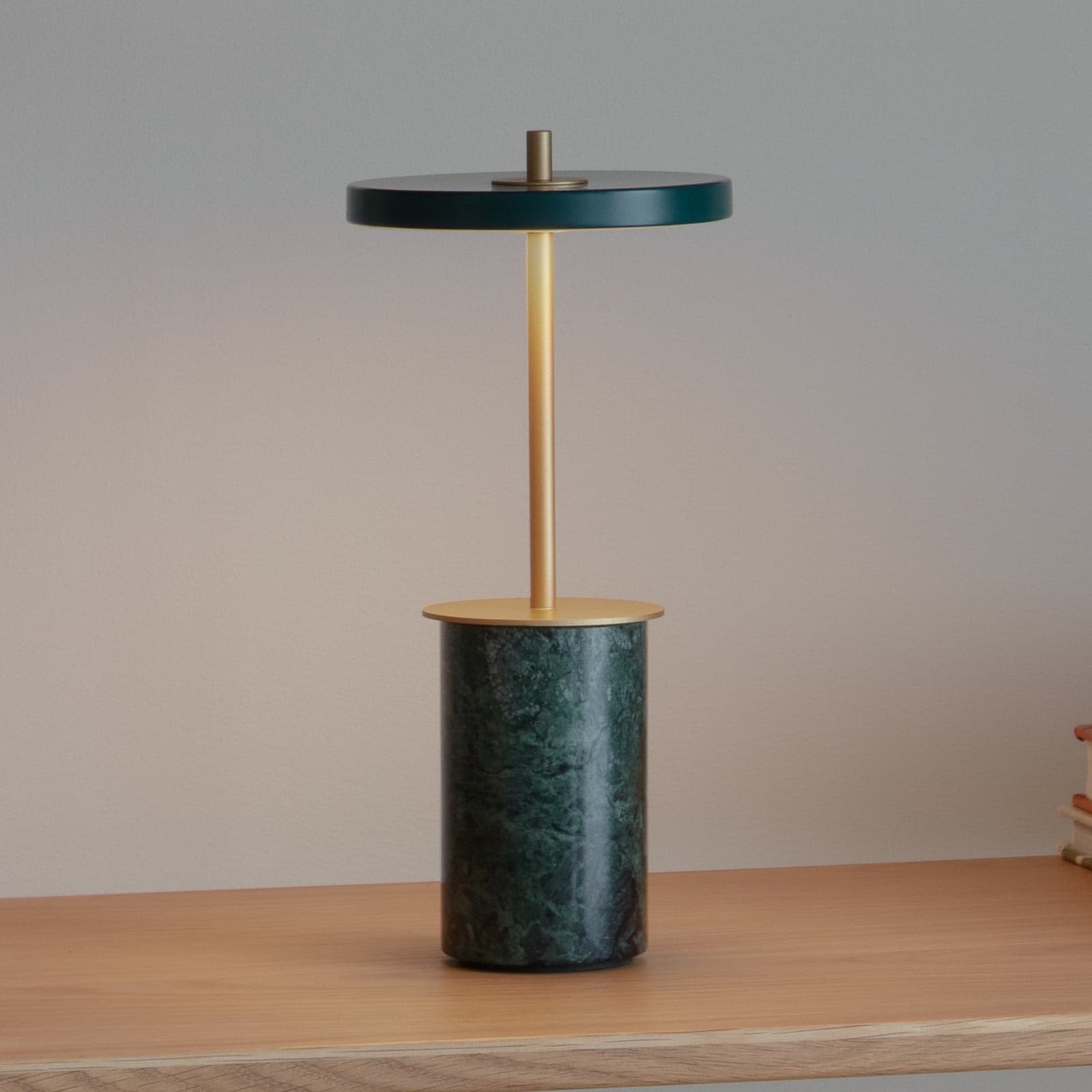 Asteria Move Portable Bordlampe Mini Green Marble - UMAGE Asteria Move Mini - Terrasse - Design - Stein - Med skjerm