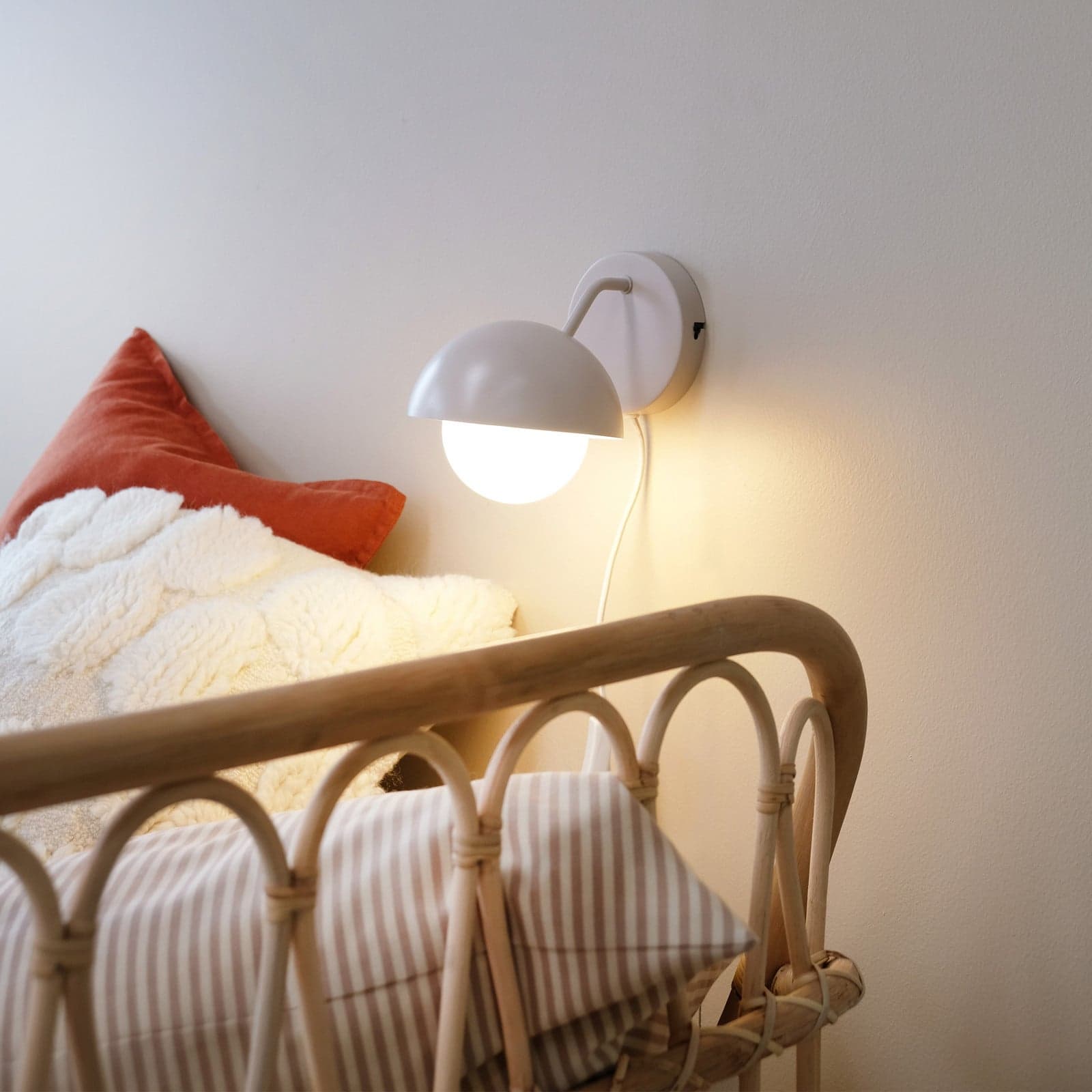 Rose vegglampe matt beige - Dyberg Larsen - Stue - Design - Metall - Med en lyskilde