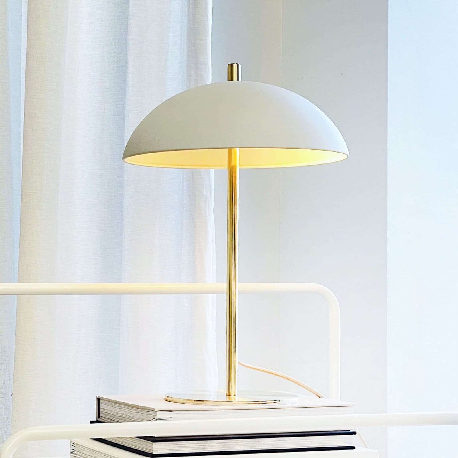 Globus bordlampe, beige/messing, 44 cm - Dyberg Larsen - Stue - Skandinavisk - Metall - Rund