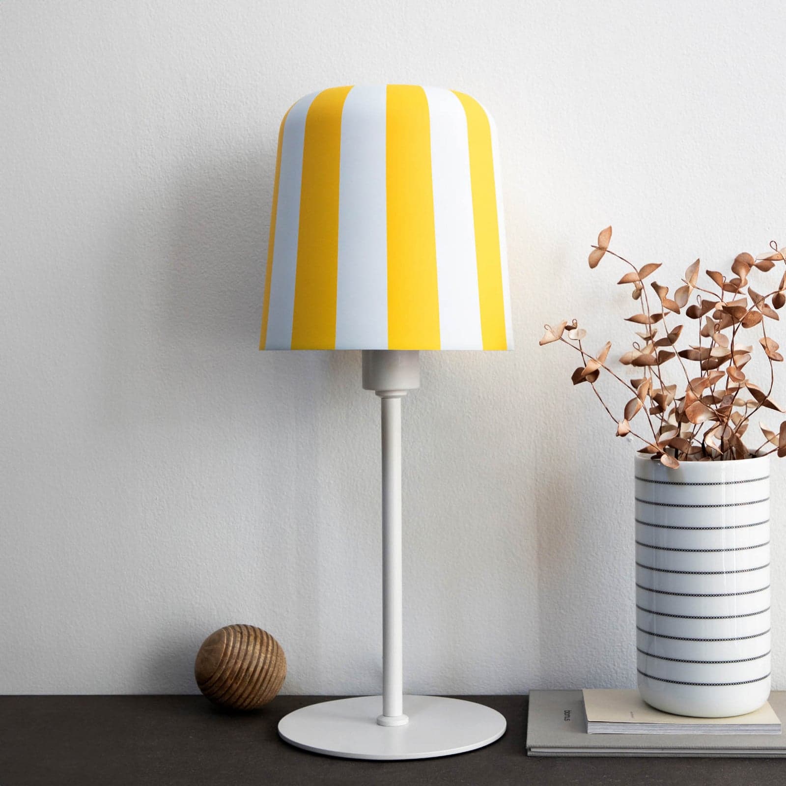 Gry Bordlampe Gul/Hvit - Dyberg Larsen - Stue - Design - Metall - Med skjerm