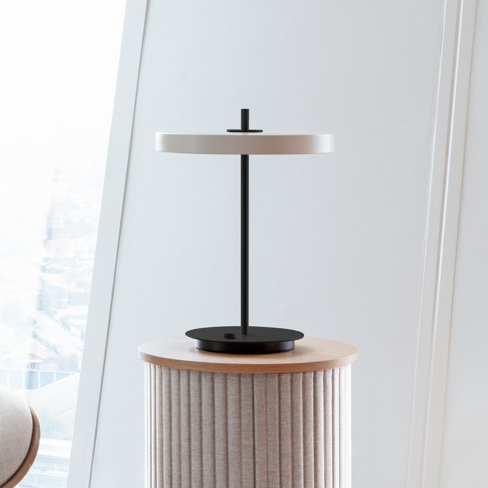 Asteria Bordlampe Pearl White/Black - UMAGE Asteria Table - Stue - Design - Aluminium - Med skjerm