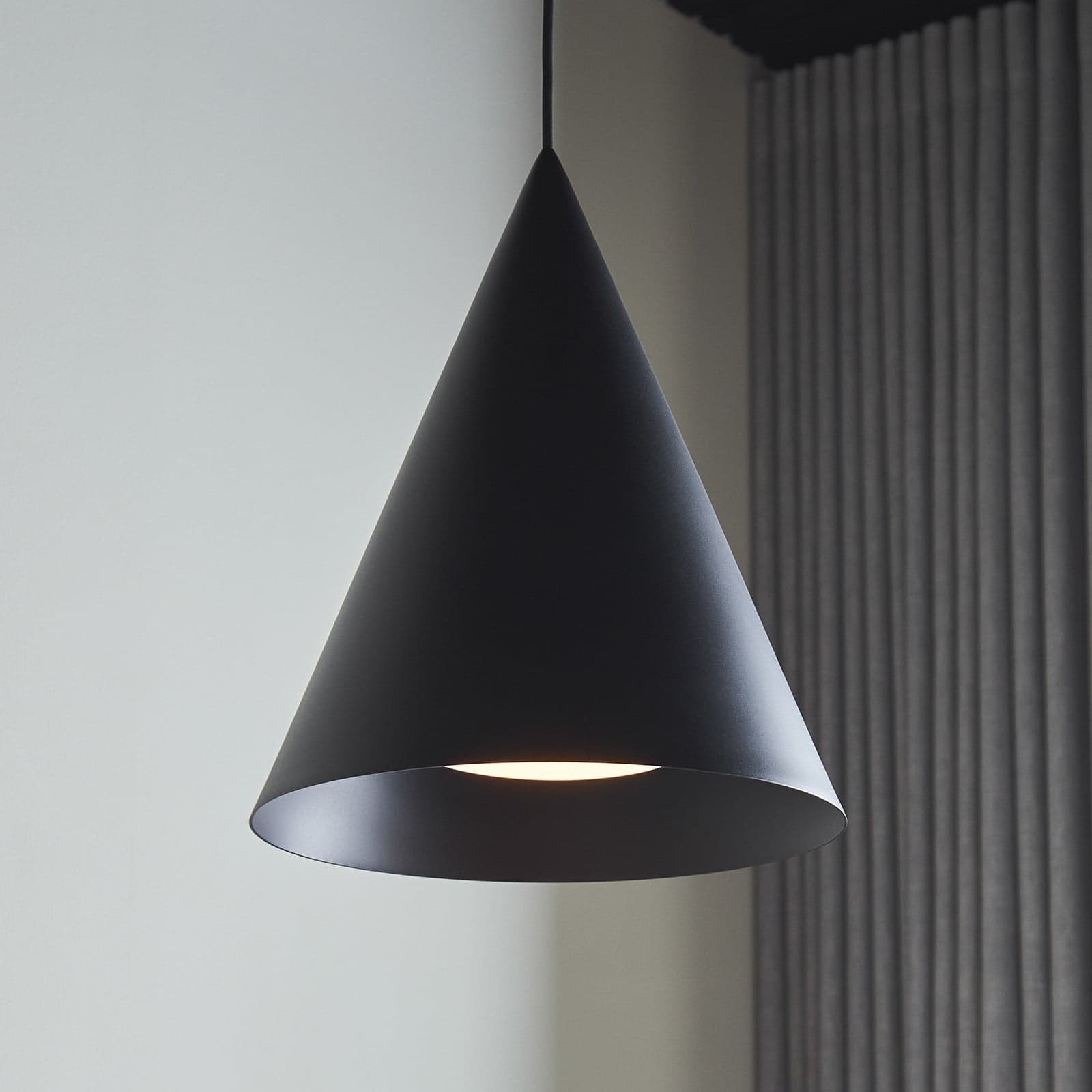 Hanzu hengelampe, Ø 35 cm, svart, E27 – LOOM DESIGN - Stue - Moderne - Aluminium - Med en lyskilde
