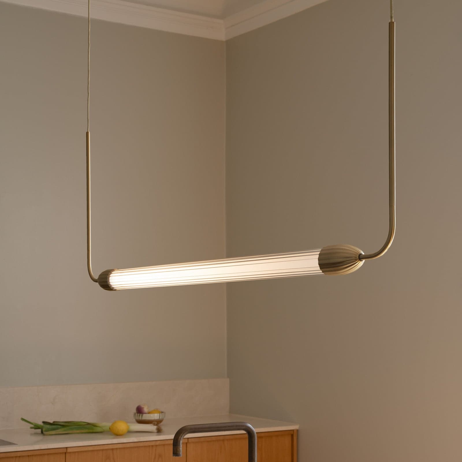 LEMON SQUEEZE LINEAR hengelampe, messing 138 cm GU10 - UMAGE - Spisestue - Design - Metall - Med en lyskilde