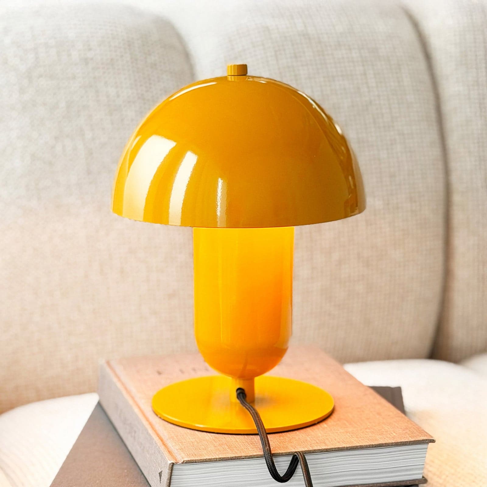 Movie bordlampe, karri-gul, metall, E27 – Dyberg Larsen - Stue - Design - Med en lyskilde
