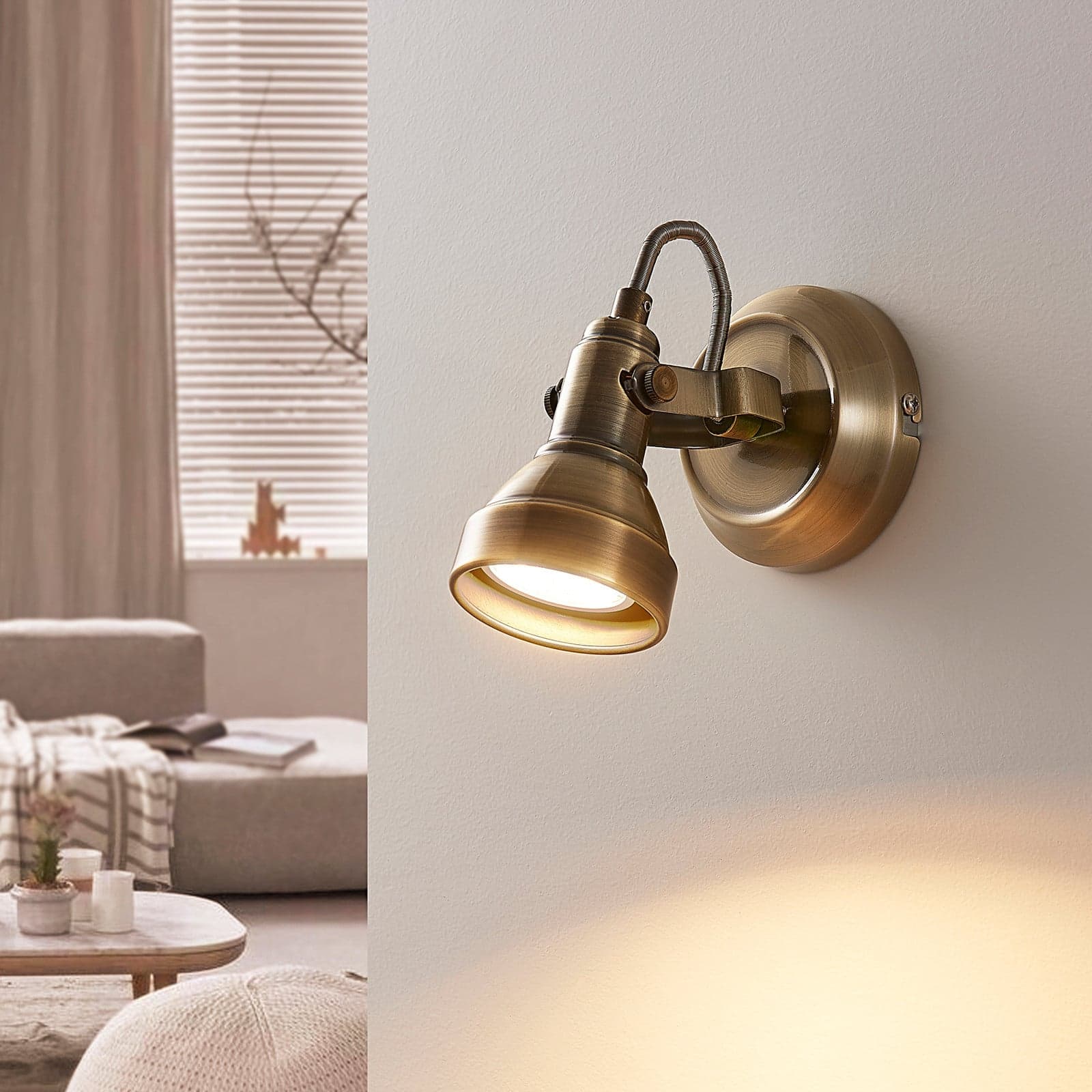 Perseas LED Vegglampe Antique Brass - Lindby - Stue - Antikk - Metall - Med en lyskilde