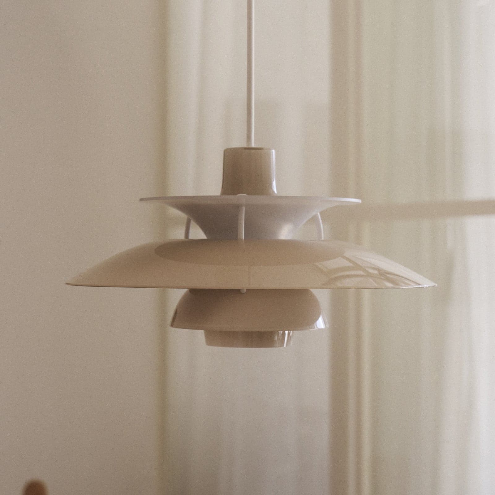 PH 5 320 hengelampe, opal-beige, E14, polymer – Louis Poulsen - Spisestue - Design - Plast - Med en lyskilde