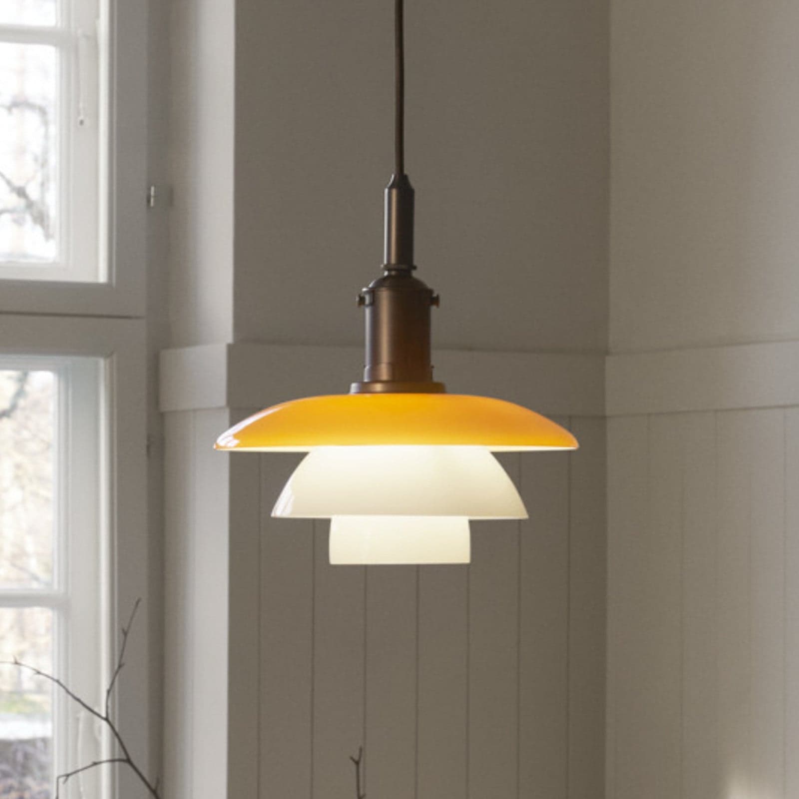 PH 3/3 Centenary hengelampe, ravfarget/hvit, Ø 28 cm – Louis Poulsen - Stue - Design - Glass - Med skjerm