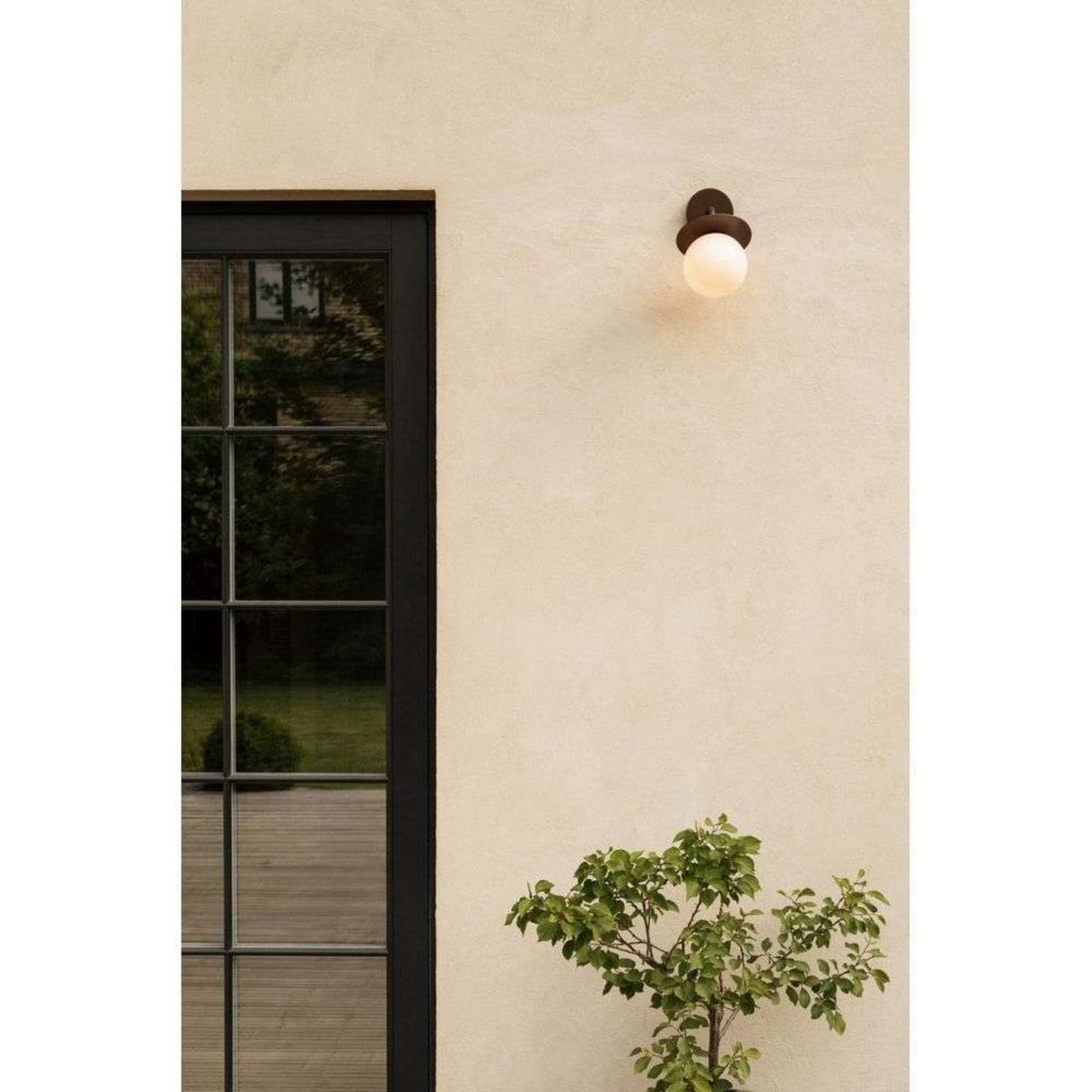 Utvendig vegglampe Liila, bronse/opal, IP54 - Nuura Nuura Aps - Terrasse - Skandinavisk - Metall - Med en lyskilde