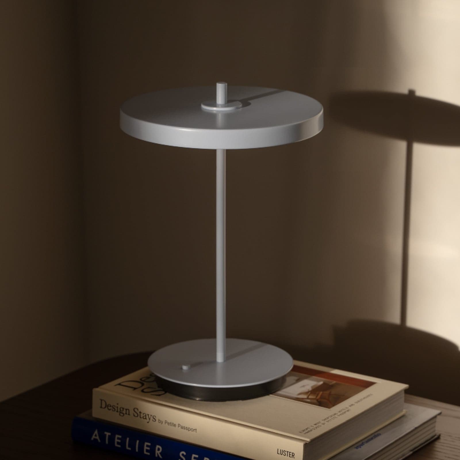 Asteria Move Portable bordlampe Nuance Mist/Monochrome – UMAGE - Stue - Design - Metall - Med skjerm