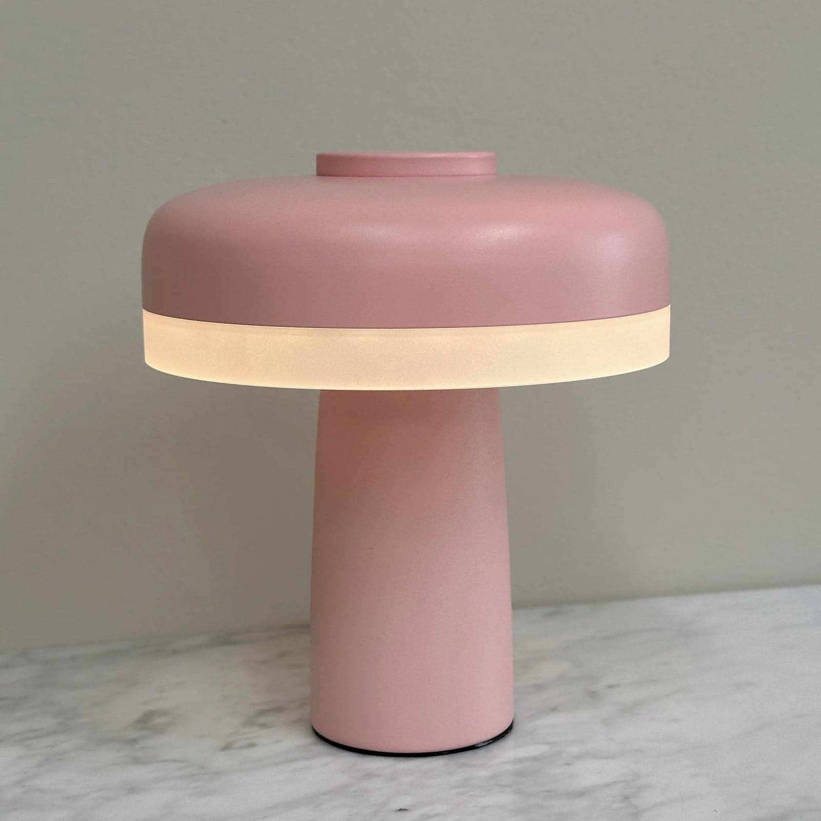 Porter LED Portable Bordlampe Lys rosa - Dyberg Larsen - Stue - Skandinavisk - Metall - Med skjerm