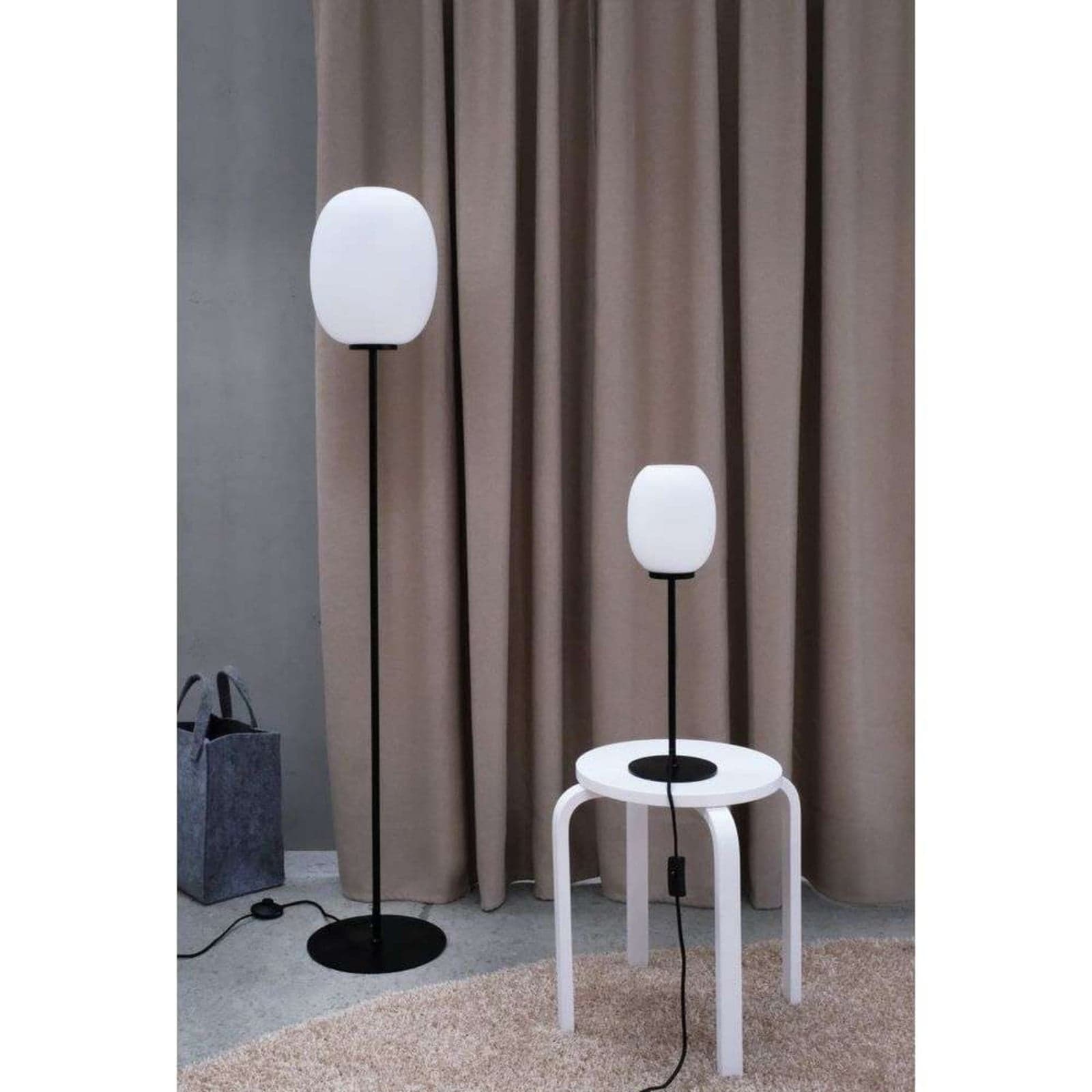 DL39 gulvlampe, opal/svart, høyde 150 cm – Dyberg Larsen - Stue - Skandinavisk - Metall - Med en lyskilde