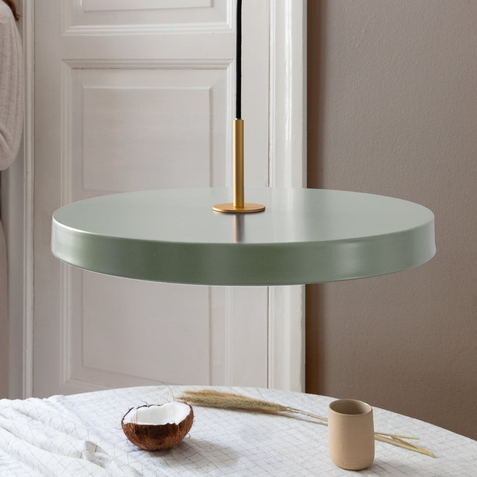 Asteria Medium LED-hengelampe, lysegrønn/messing, 43 cm – UMAGE - Stue - Design - Metall - Med en lyskilde