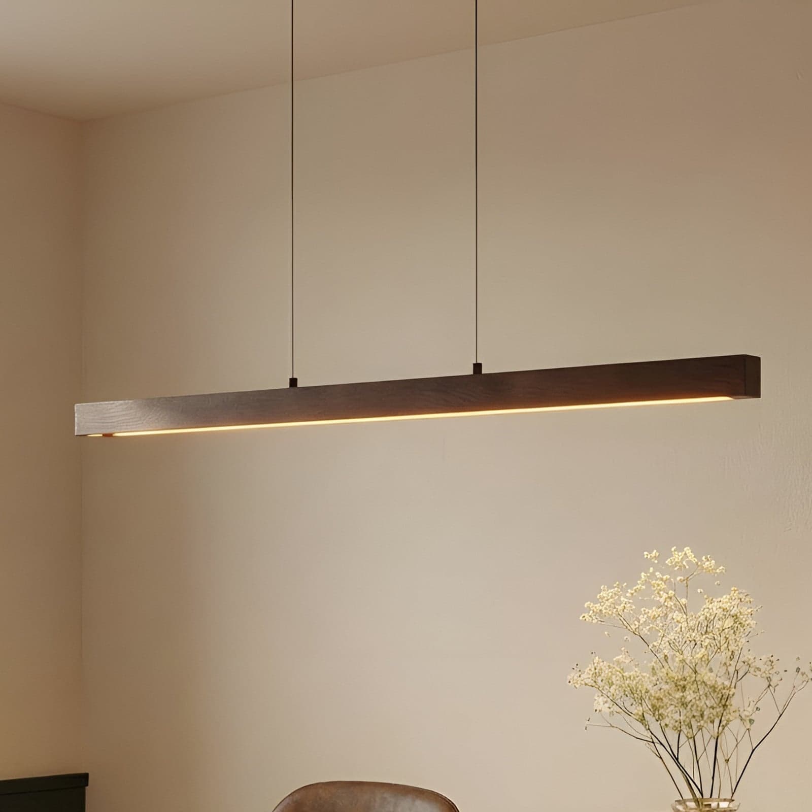 Nihalo LED-hengelampe, valnøtt, 122 cm, CCT - Lucande - Spisestue - Rustikk - Tre - Med en lyskilde