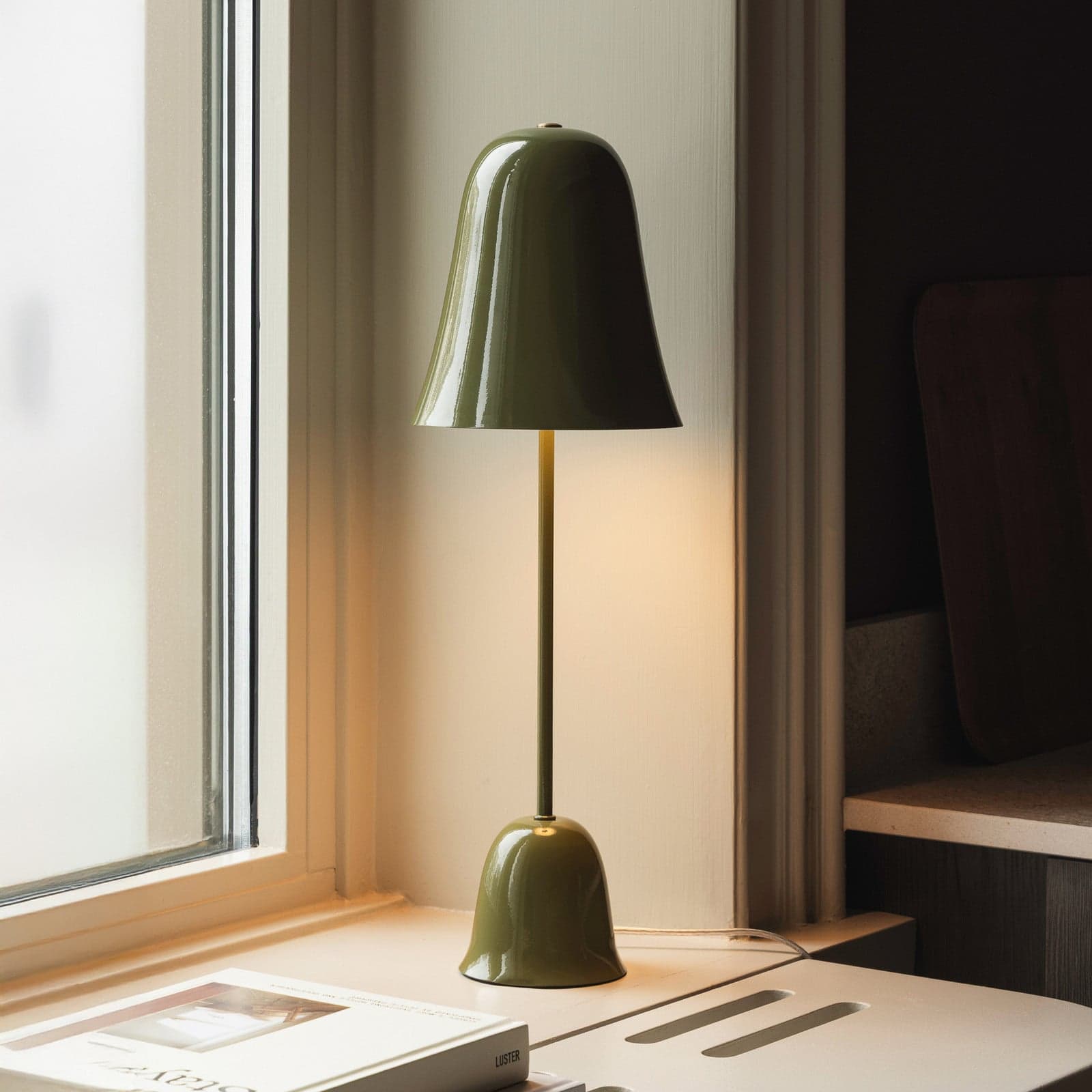 Blåklockan bordlampe, olivengrønn, høyde 56 cm – Globen Lighting - Stue - Skandinavisk - Metall - Med skjerm