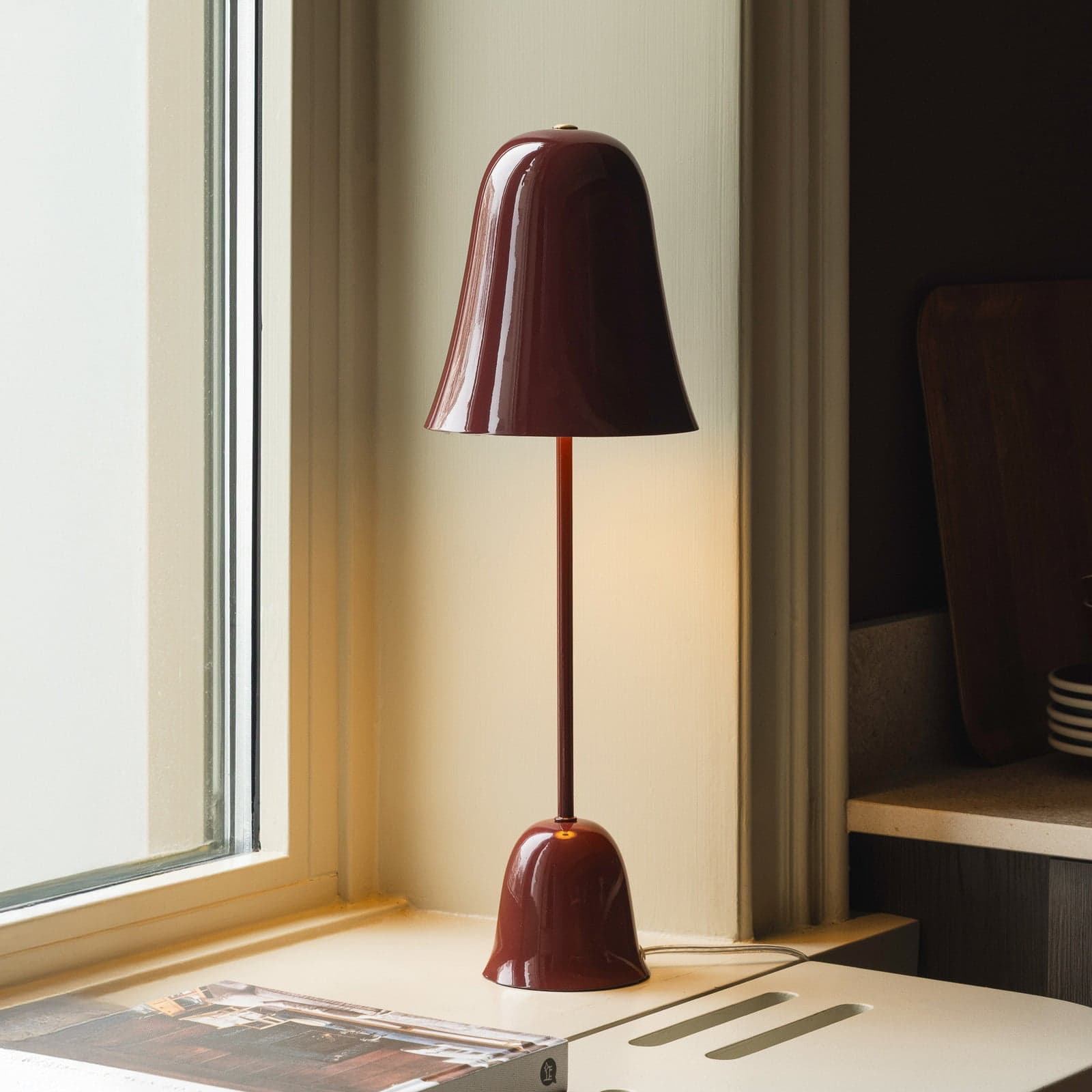 Blåklockan bordlampe, vinrød, høyde 56 cm – Globen Lighting - Stue - Skandinavisk - Metall - Med skjerm