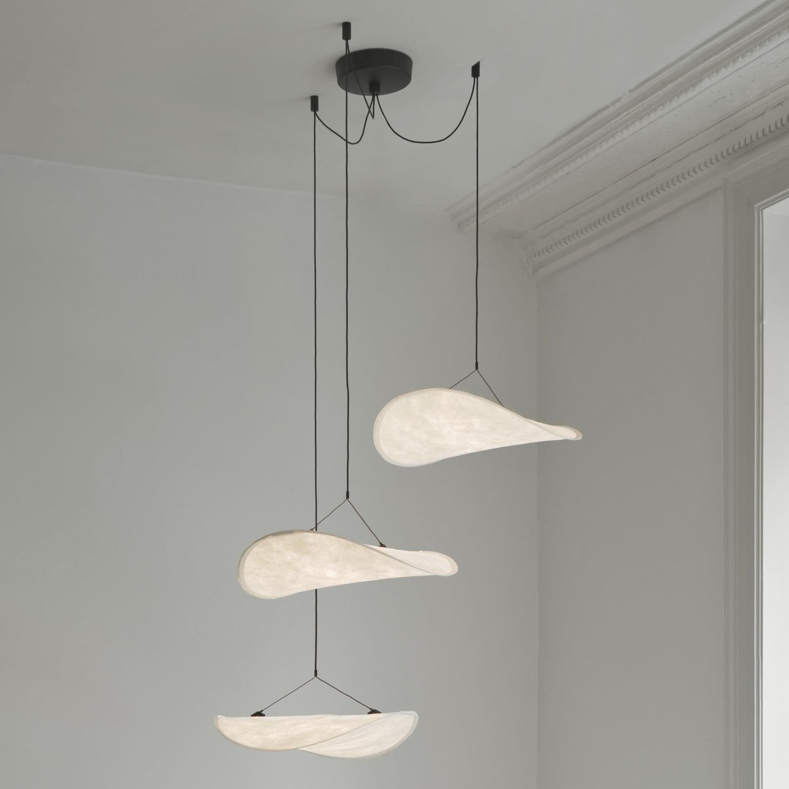 Tense LED-hengelampe, hvit, Ø 152 cm, 3 lyskilder – New Works - Stue - Design - Plast - Med flere lyskilder