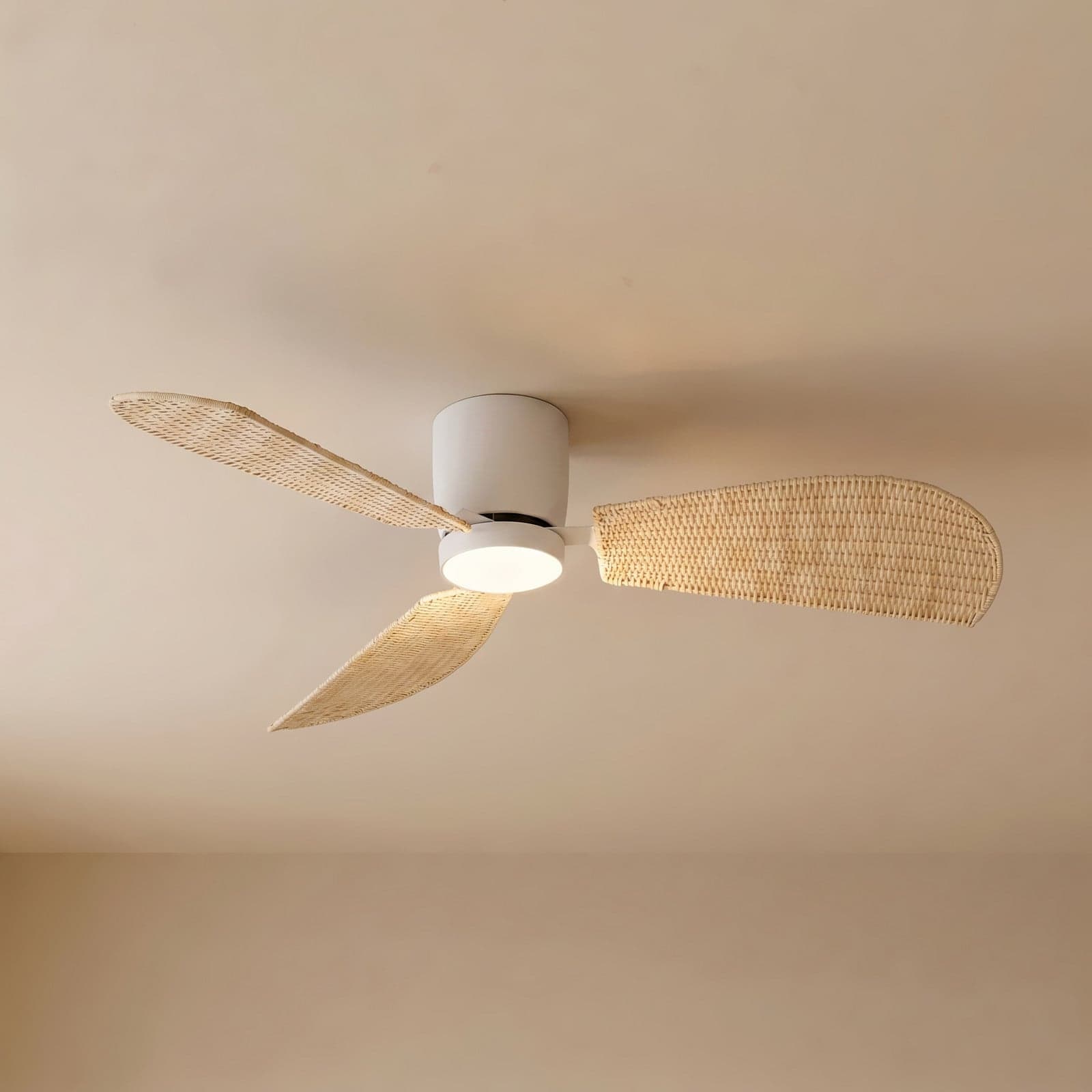 Faipari LED-takvifte med lys, hvit/rotting, 132 cm, DC – Lucande - Stue - Moderne - Tre - Med en lyskilde