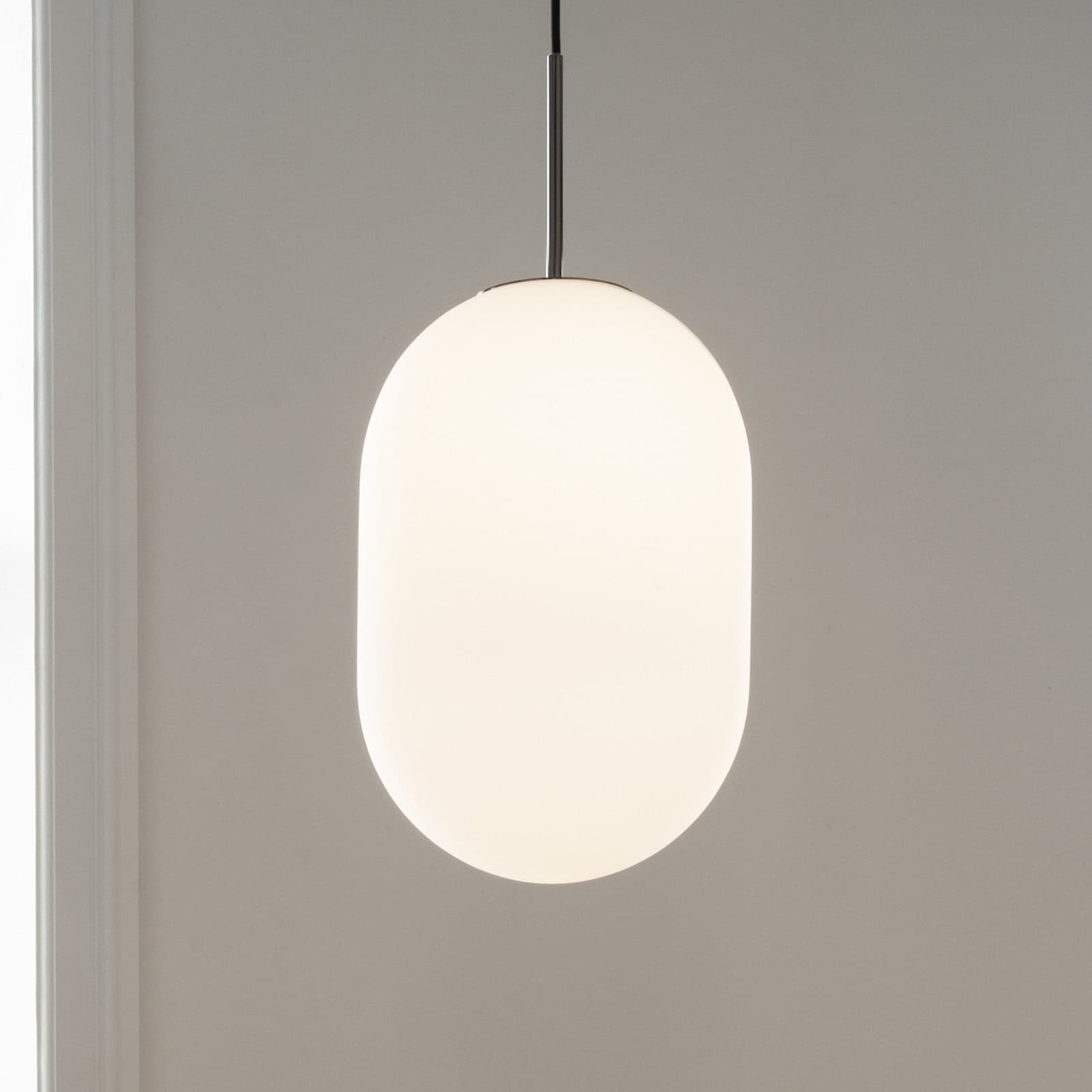 Noor hengelampe, Ø 24 cm, opal/svart, glass - Watt & Veke - Stue - Moderne
