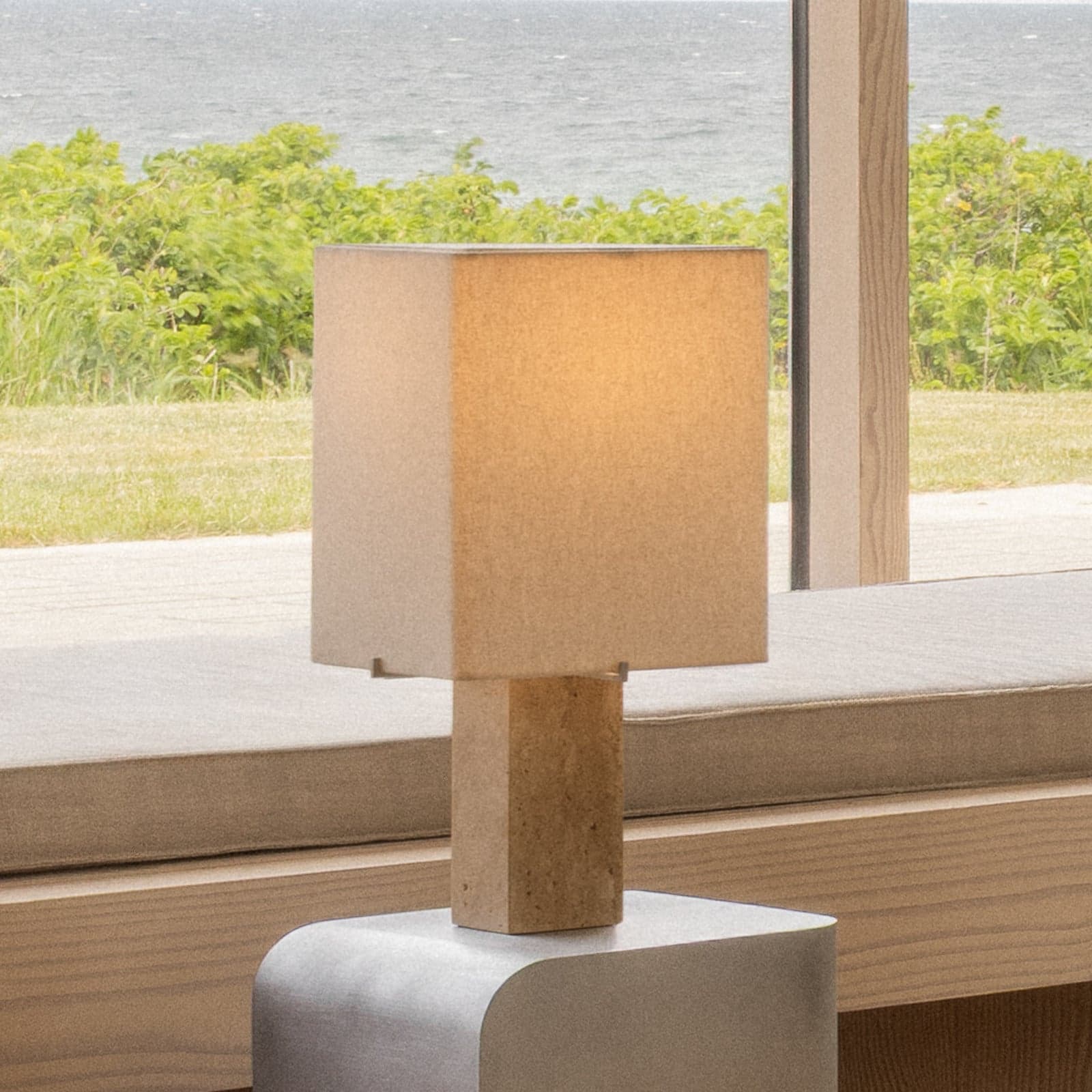 Nonna bordlampe, travertin-/sandfarget, høyde 49 cm, stoff Audo Copenhagen - Stue - Design - Stoff / Tekstil - Med skjerm
