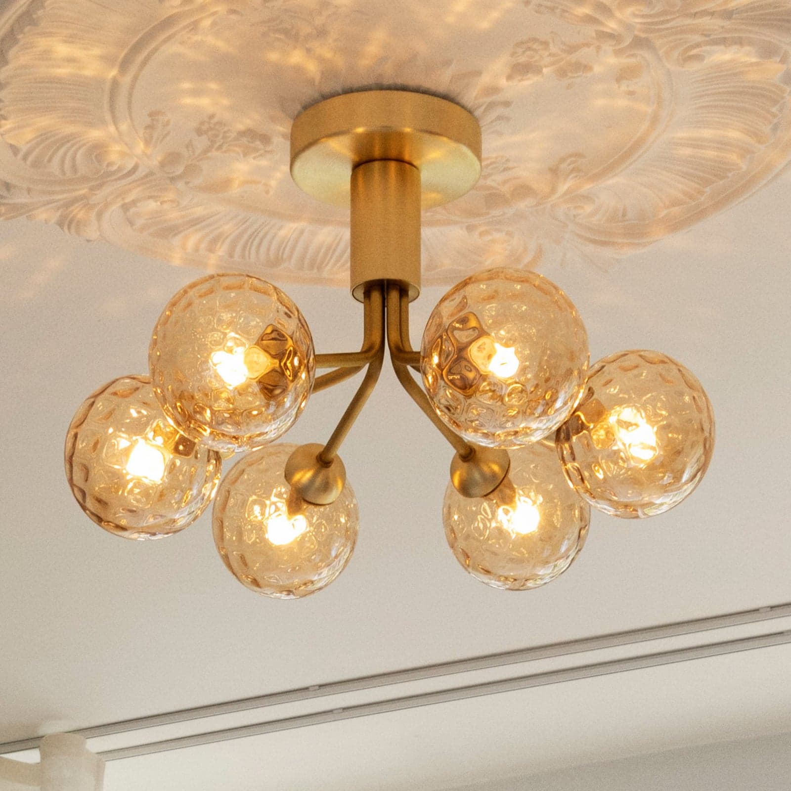 Apiales 6 taklampe, messing-/gullfarget, Ø 50 cm - Nuura Nuura Aps - Stue - Skandinavisk - Glass - Med flere lyskilder