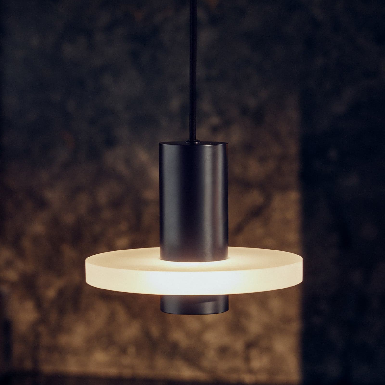 Flake hengelampe, matt svart, Ø 19 cm, stikkontakt – FRANDSEN - Kjøkken - Design - Plast - Med en lyskilde