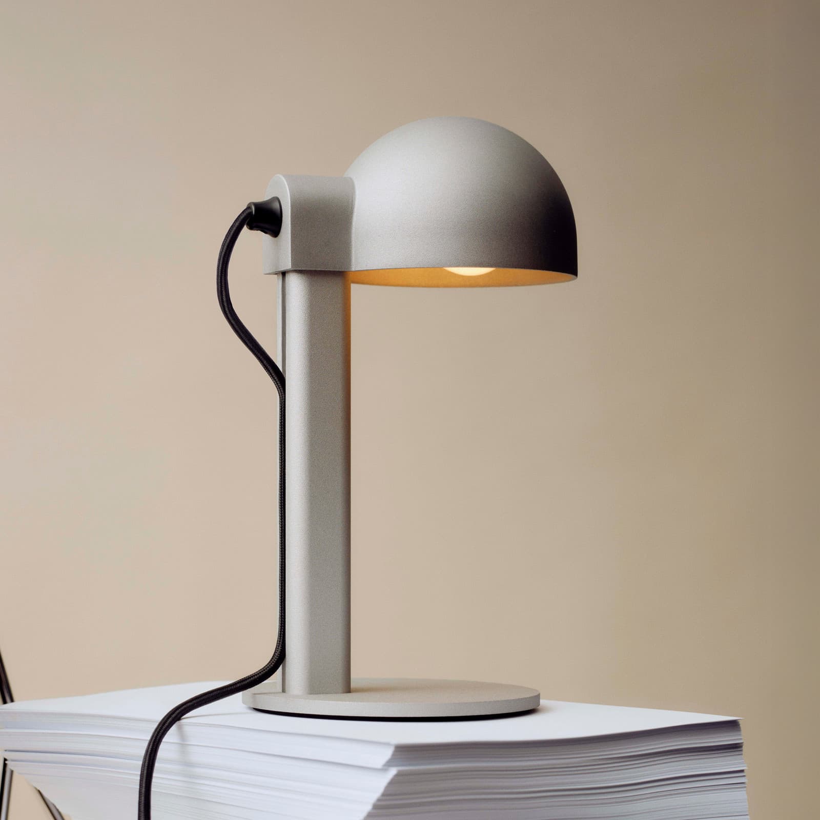 Posto bordlampe, sølv/grå, høyde 28 cm, E14, aluminium – HAY - Stue - Design - Med skjerm