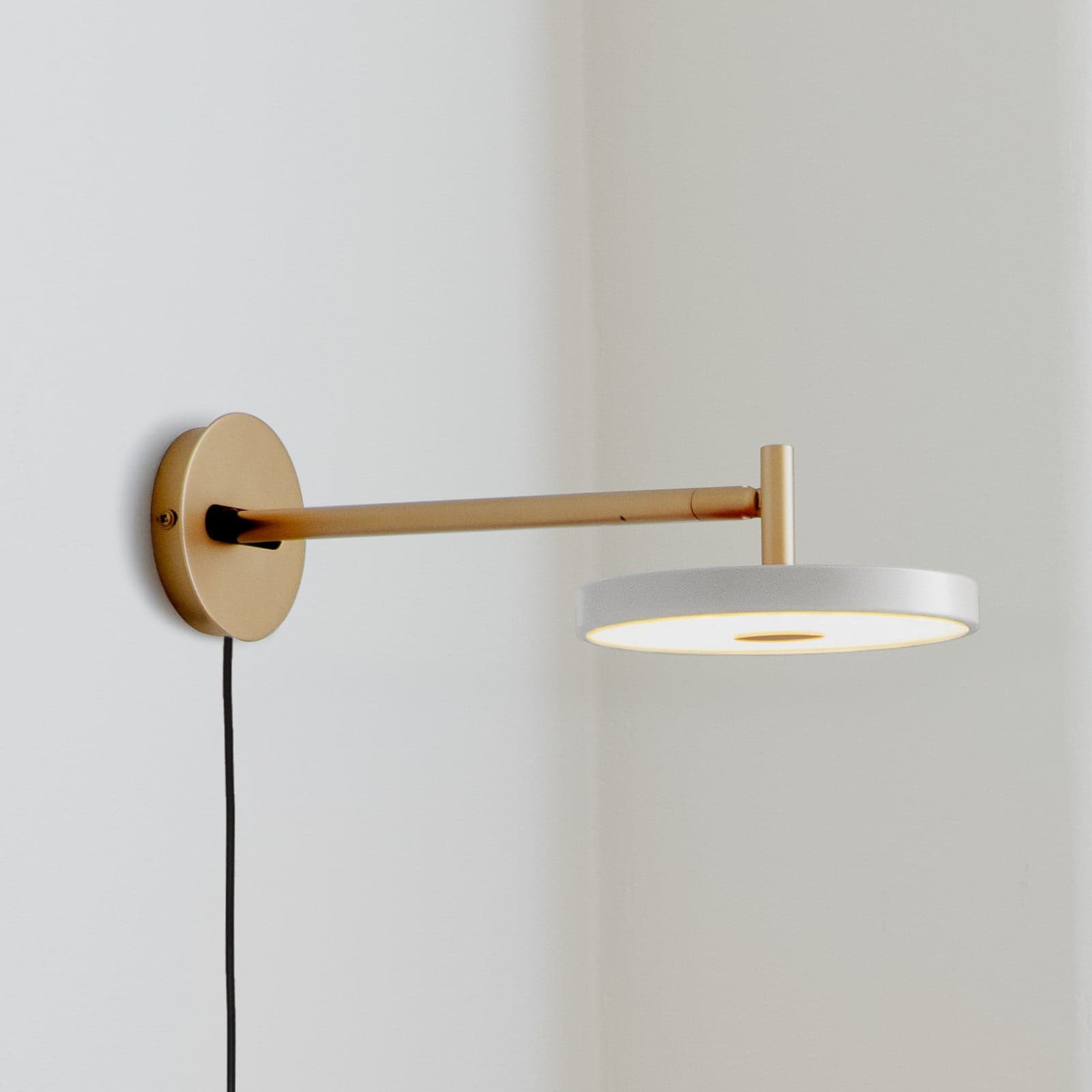 Asteria Short LED-vegglampe, grå/messing, stikkontakt - UMAGE - Stue - Design - Metall - Med en lyskilde