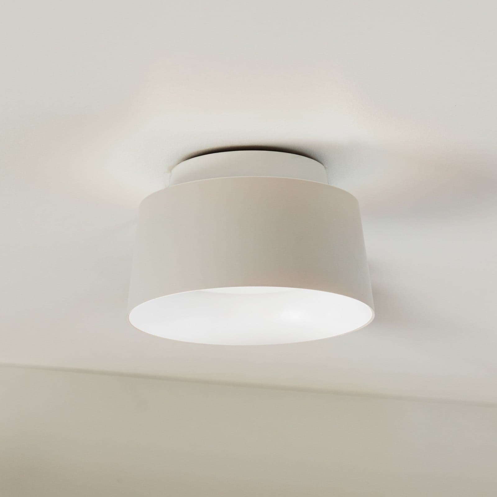 Cookie vegg-/taklampe White - LOOM DESIGN - Stue - Moderne - Aluminium - Med en lyskilde