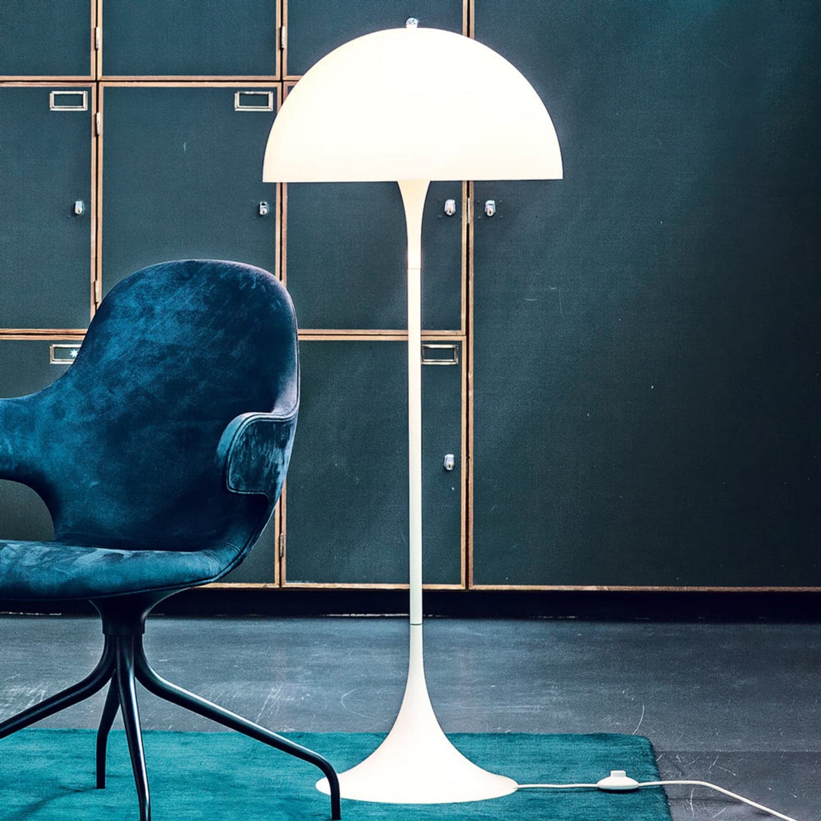 Panthella gulvlampe, hvit/opal – Louis Poulsen - Stue - Design - Plast - Med skjerm