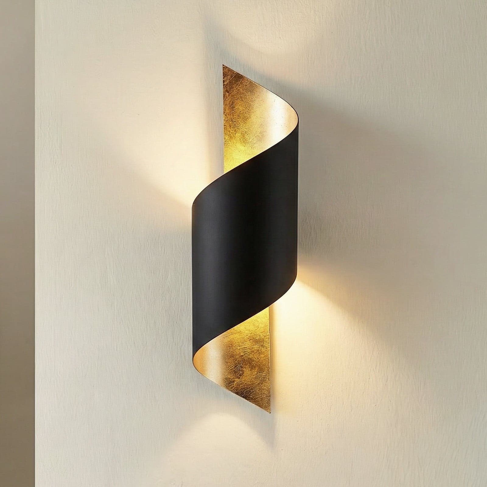 Vanni Vegglampe Black/Gold - Lindby - Soverom - Moderne - Metall - Med en lyskilde