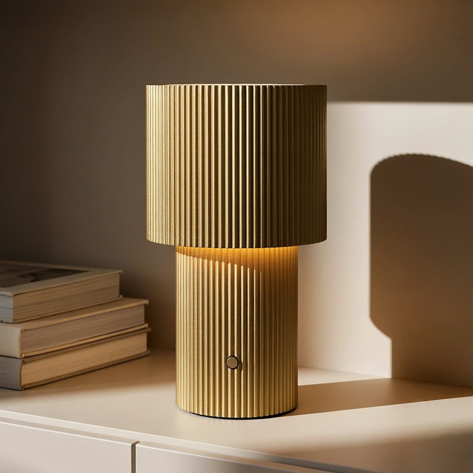 Iluma LED-bordlampe med batteri, gullfarget, høyde 22,1 cm – Herstal Belid - Stue - Moderne - Aluminium - Med en lyskilde