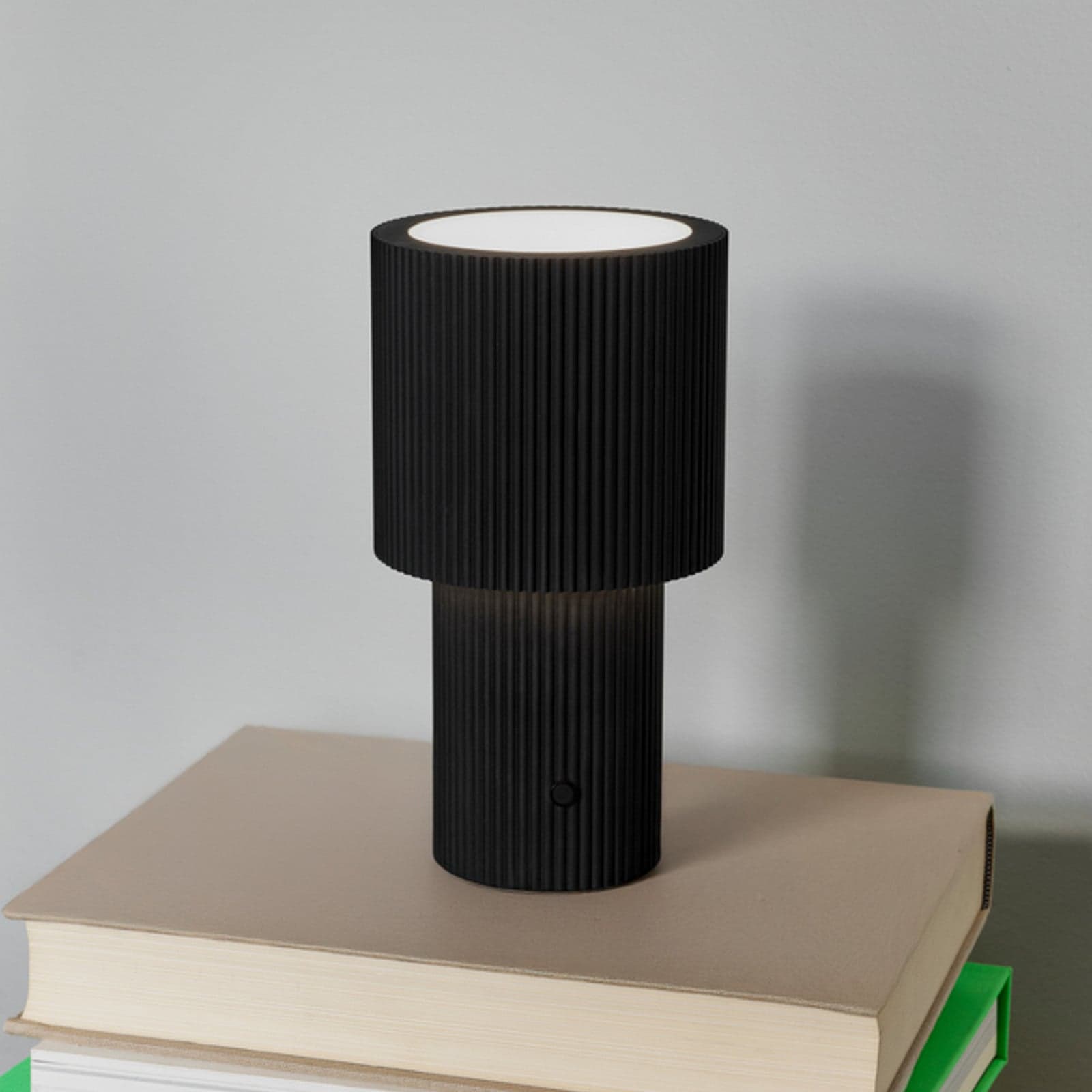 Iluma LED-bordlampe med batteri, svart, høyde 22,1 cm – Herstal - Stue - Moderne - Aluminium - Med en lyskilde