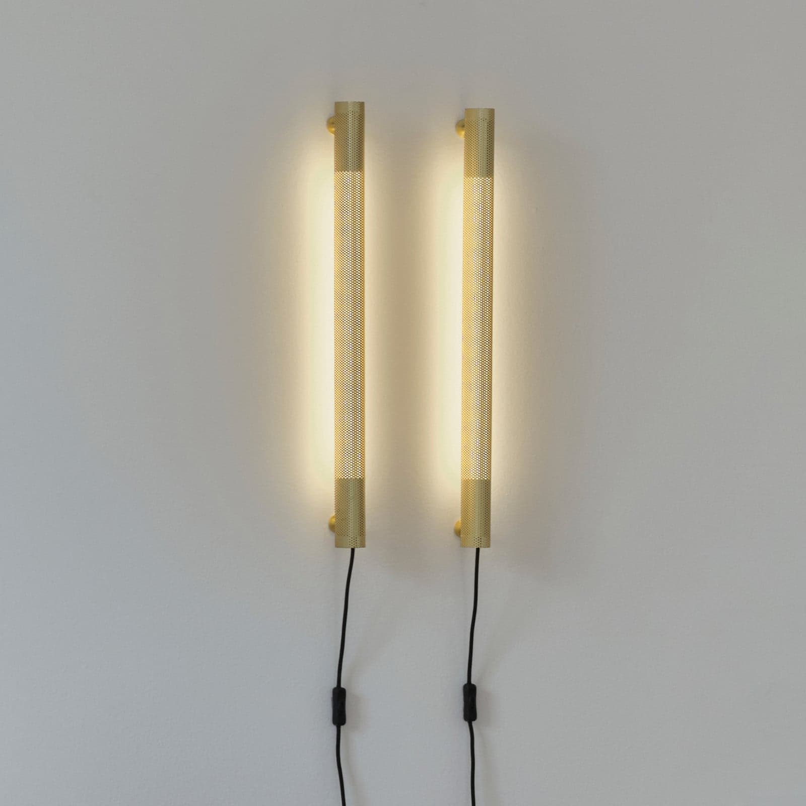 Radent vegglampe, messing, stikkontakt, H. 70 cm, G13 - GEJST - Stue - Metall - Med en lyskilde