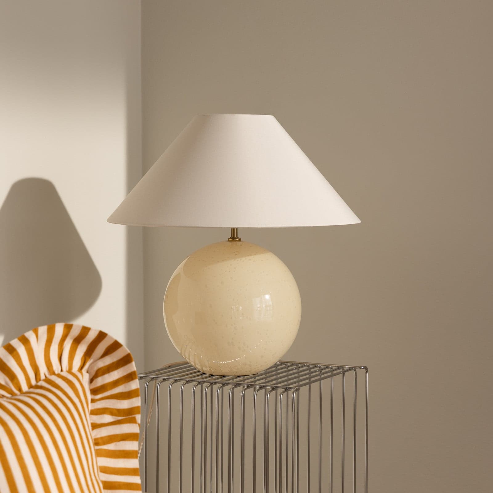 Iris 45 bordlampe krem tekstil 45 cm - Globen Lighting - Stue - Design - Stoff / Tekstil - Med en lyskilde