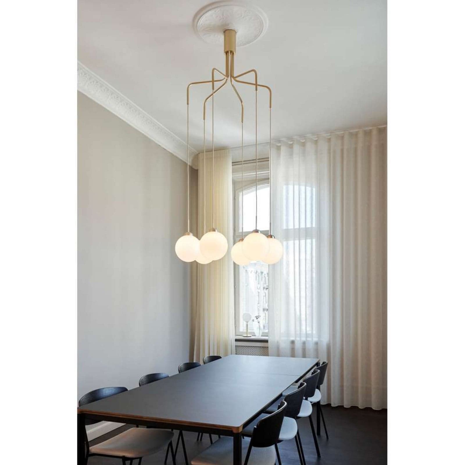 Apiales Cluster 6 lysekrone, svart/opal, 6 lyskilder - Nuura Apiales 6 Nuura Aps - Stue - Design - Metall - Med flere lyskilder