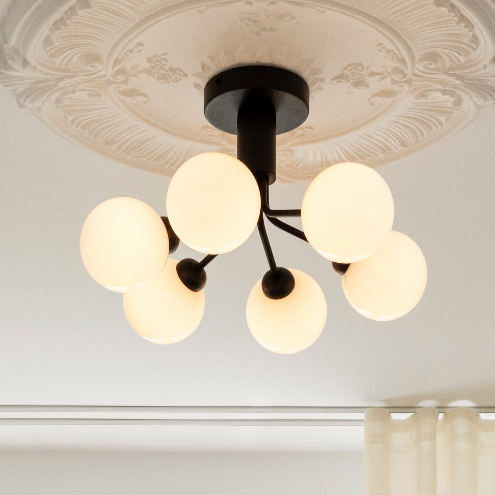 Apiales 6 taklampe, svart/opal, Ø 50 cm - Nuura Nuura Aps - Stue - Skandinavisk - Glass - Med flere lyskilder
