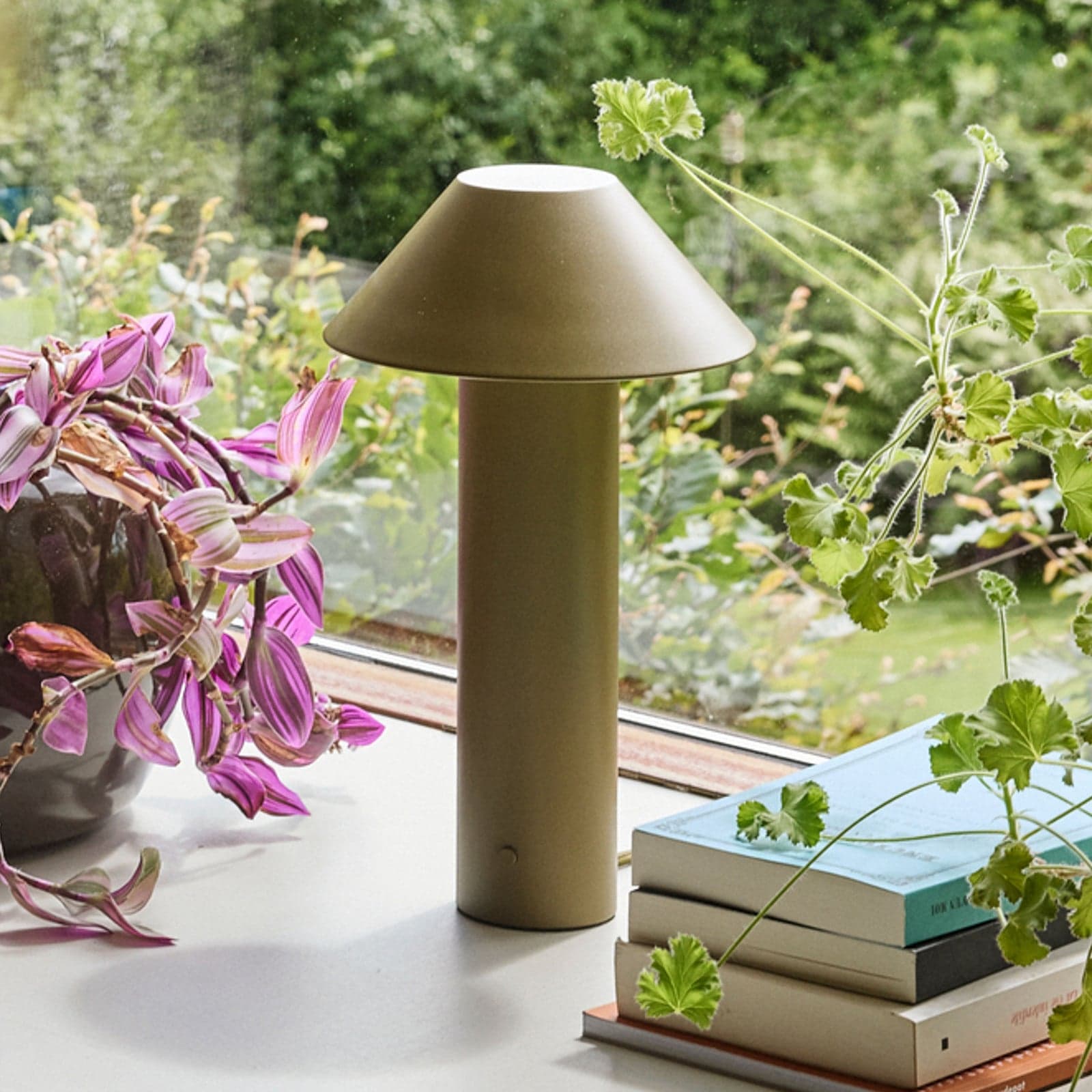 Tower LED-bordlampe, mørkegrønn, høyde 32 cm – Hübsch - Stue - Moderne - Metall - Med skjerm