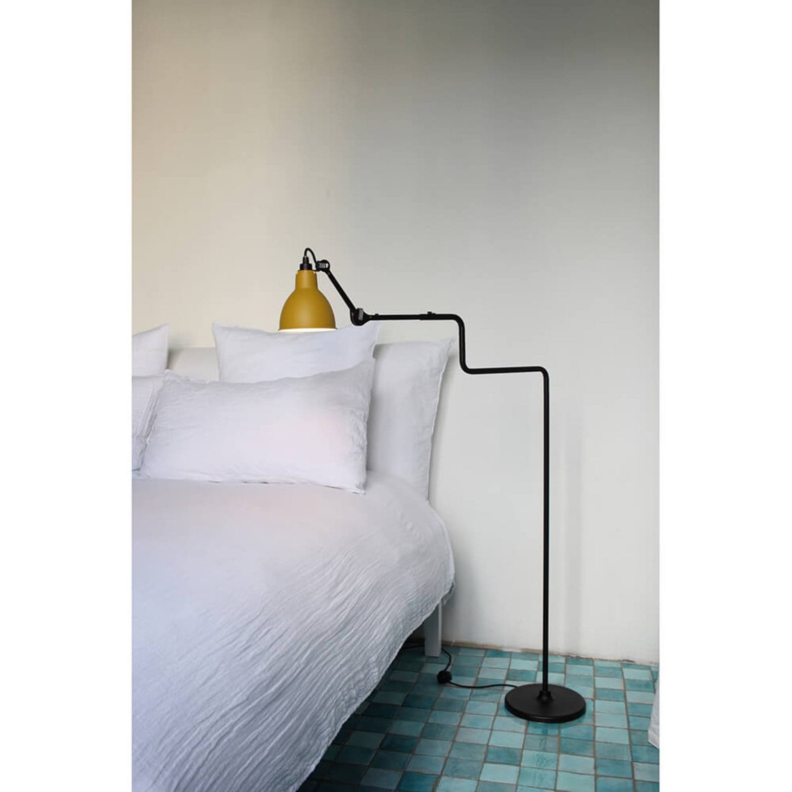 Lampe Gras 411 gulvlampe, gul – DCW - Stue - Metall
