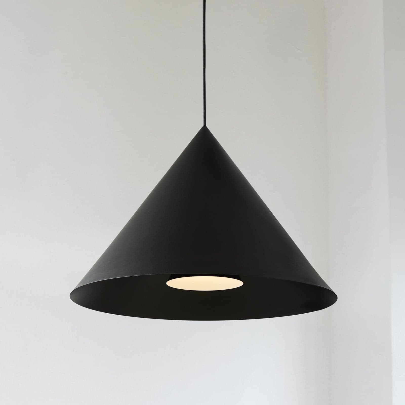 Hanzu hengelampe, Ø 55 cm, svart, E27 – LOOM DESIGN - Stue - Moderne - Aluminium - Med en lyskilde