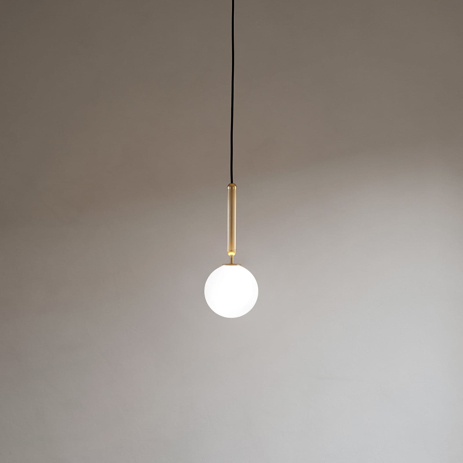 Miira 1 Pendel Brass/Opal White - Nuura Nuura Aps - Stue - Design - Glass - Kule