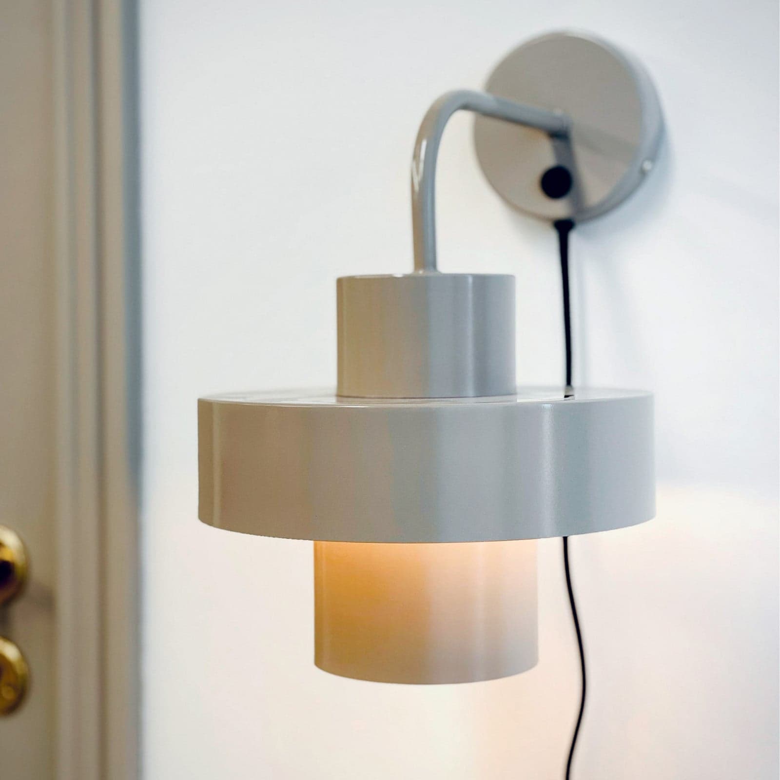 Stoke Vegglampe Grå - Dyberg Larsen - Stue - Design - Metall - Med skjerm