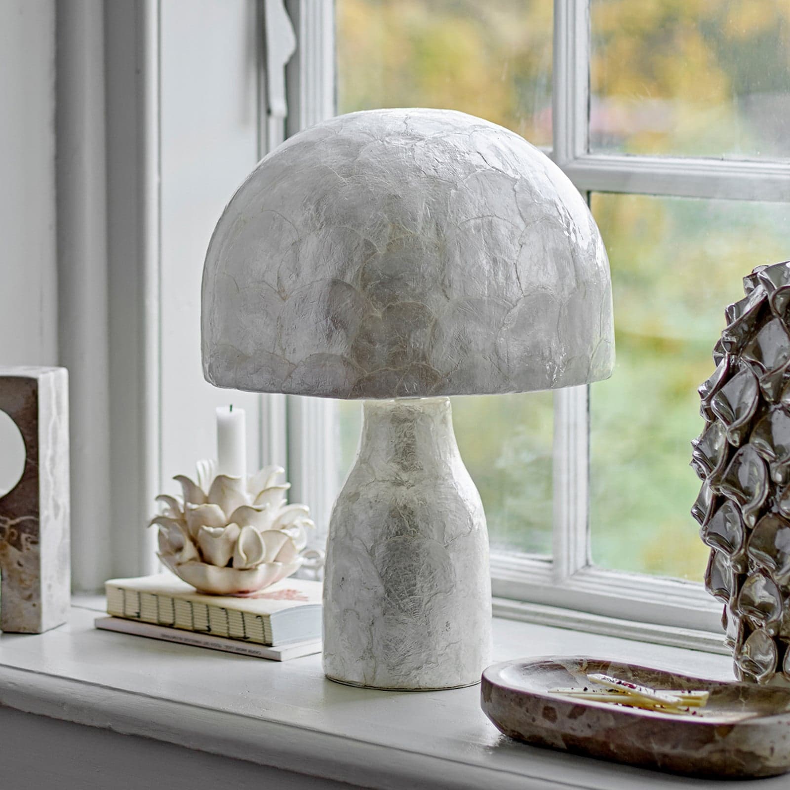Adria bordlampe, perlemor, høyde 43 cm, E27 – Bloomingville - Stue - Med en lyskilde