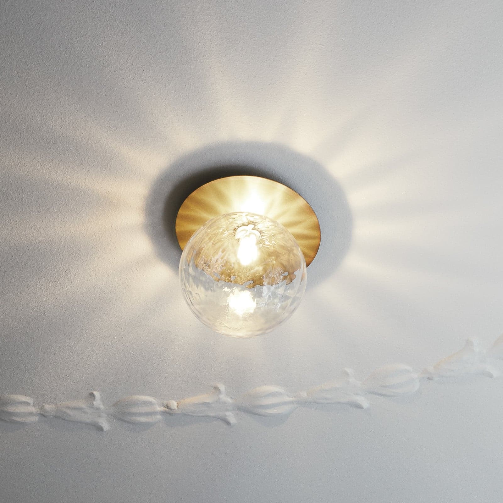 Liila 1 Stor vegglampe, IP44, varmhvit, gull/klar - Nuura Liila 1 Large Nuura Aps - Stue - Design - Glass - Kule