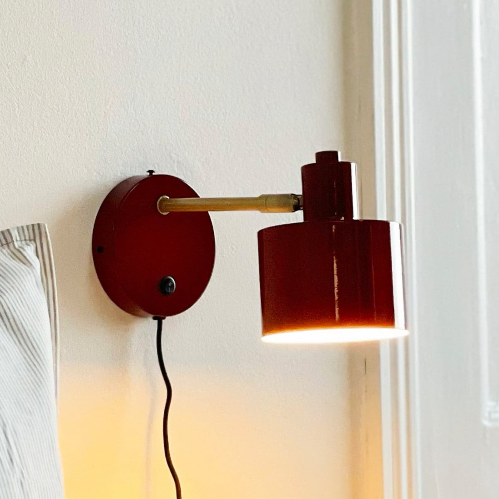 Ocean vegglampe mørkerød/messing - DybergLarsen Dyberg Larsen - Stue - Design - Metall - Med en lyskilde