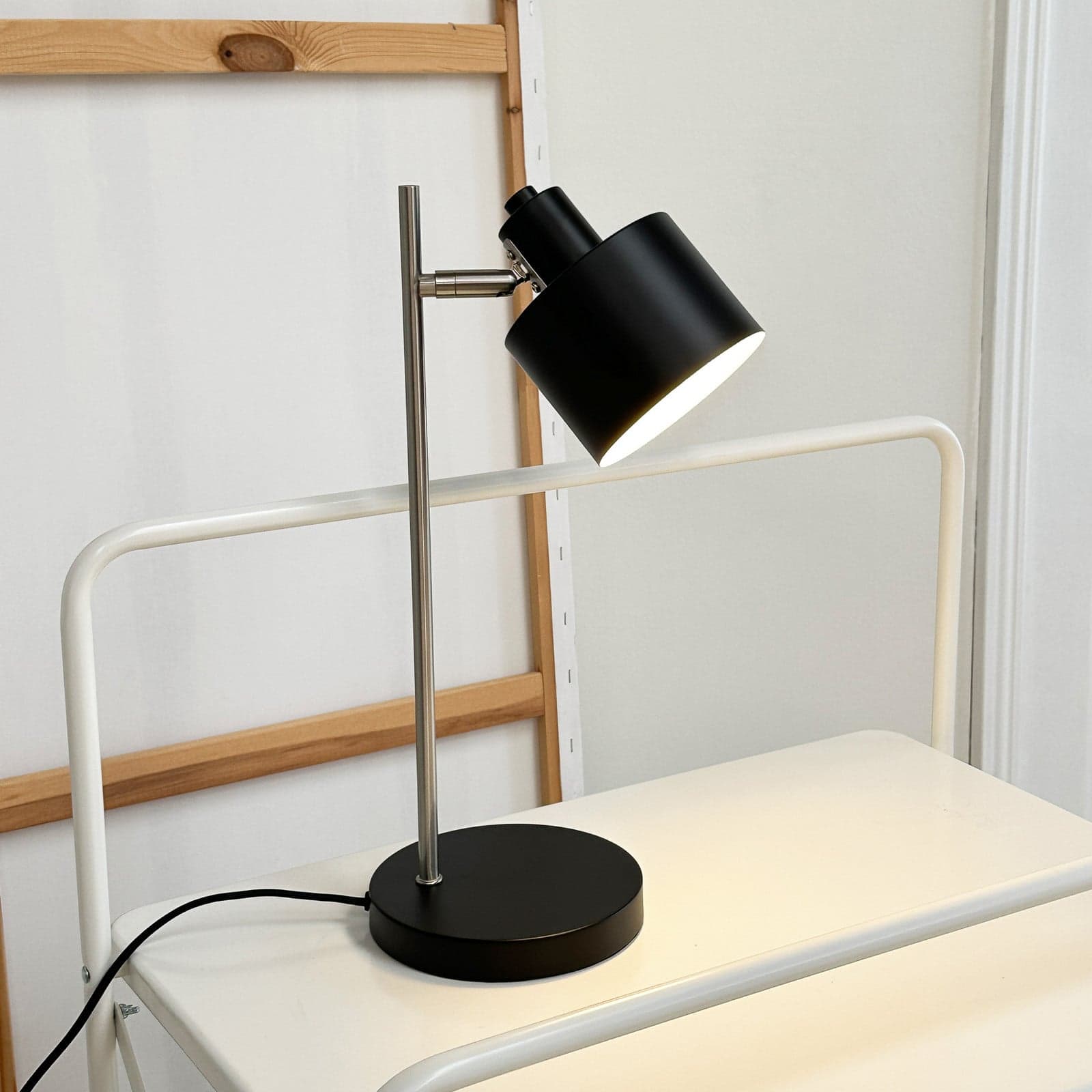 Ocean bordlampe, svart/stål, høyde 43 cm – Dyberg Larsen - Soverom - Skandinavisk - Metall - Rund