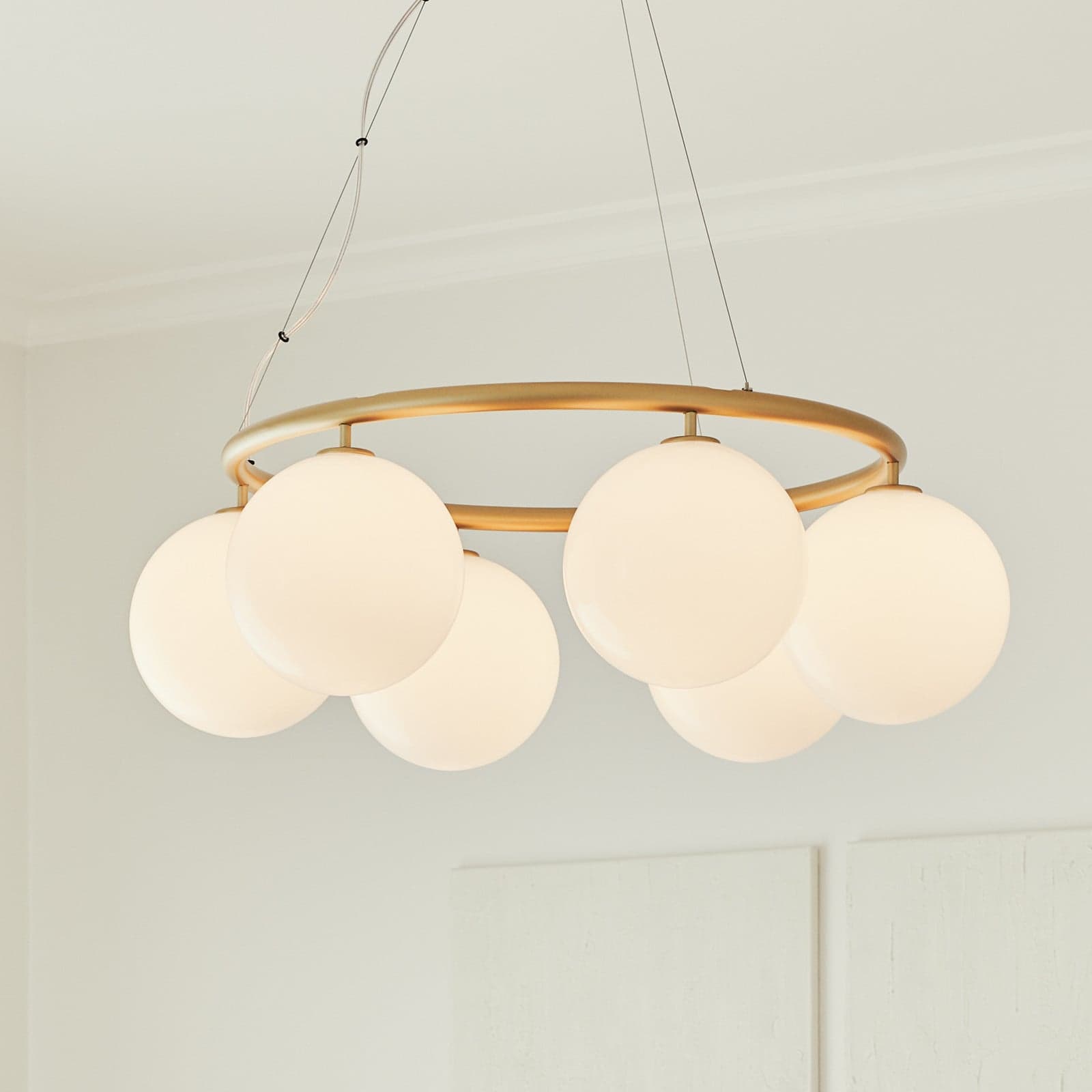 Miira 6 Circular lysekrone, messing/opal, Ø 80 cm - Nuura Nuura Aps - Spisestue - Skandinavisk - Metall - Med flere lyskilder